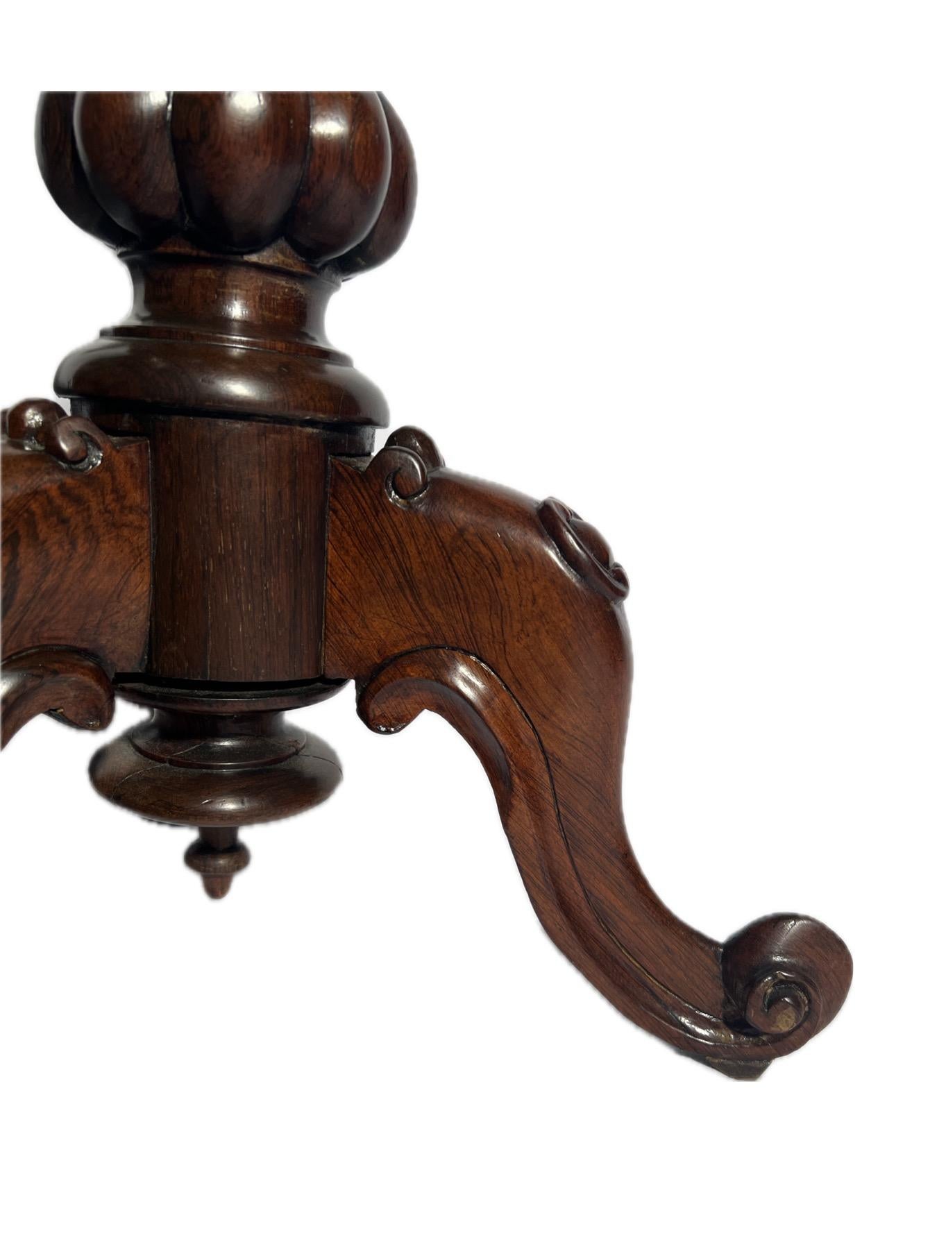 Antique English Walnut and Rosewood Table, Circa 1870. In Good Condition For Sale In New Orleans, LA