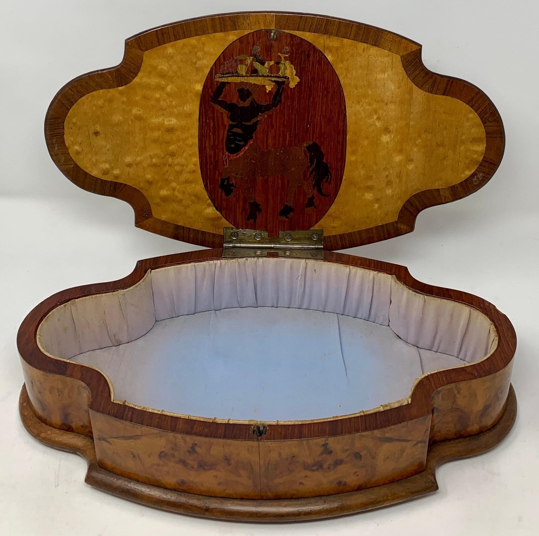 Caja antigua inglesa de nogal con incrustaciones de madera exótica, diseño intrincado en Bueno estado para la venta en New Orleans, LA