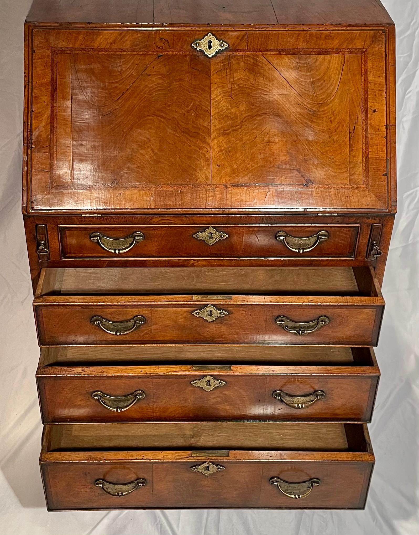 Antiker englischer Nussbaum-Schreibtisch  (19. Jahrhundert) im Angebot