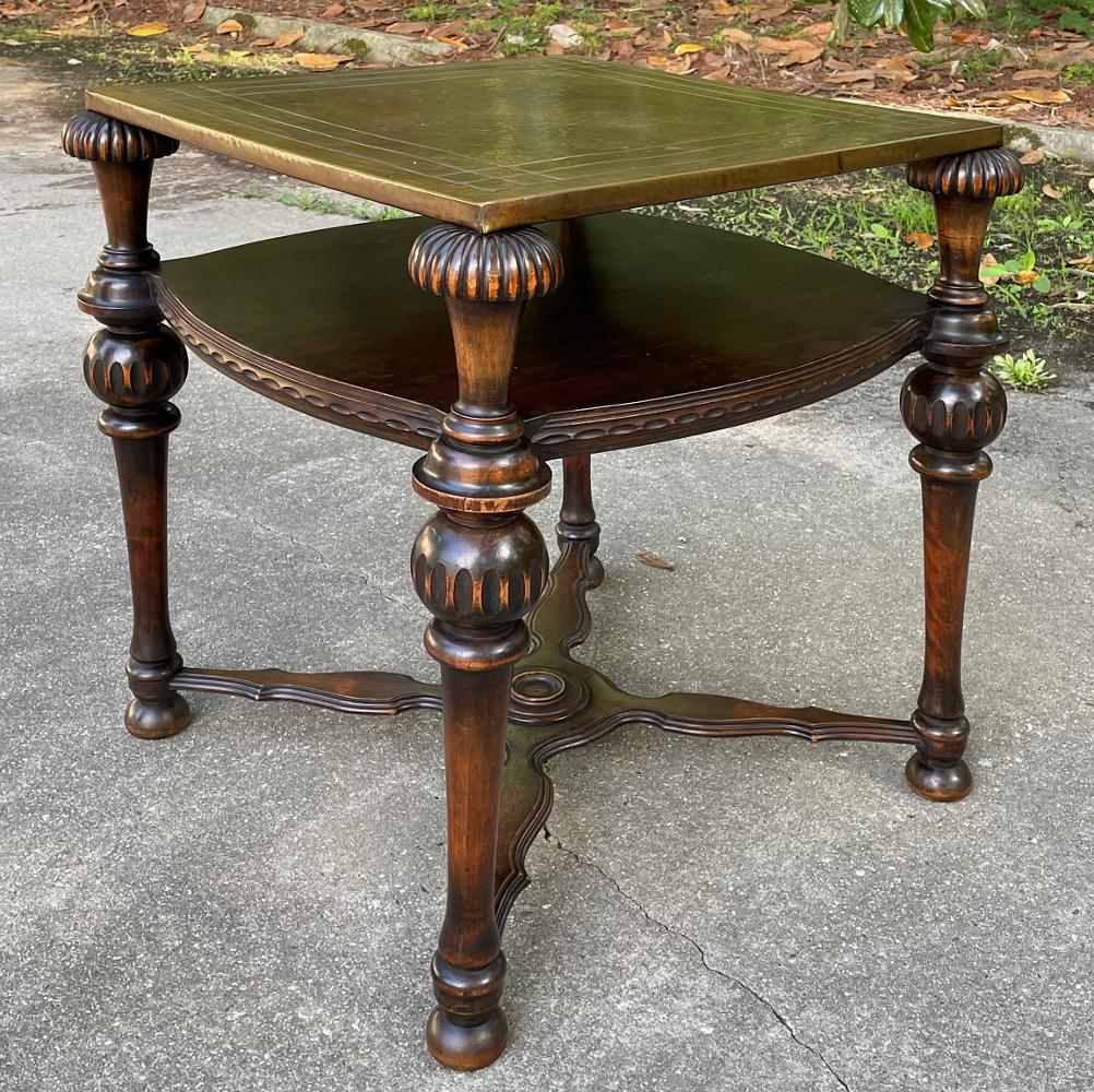 Laiton Table d'appoint ancienne en noyer anglais avec plateau en laiton en vente