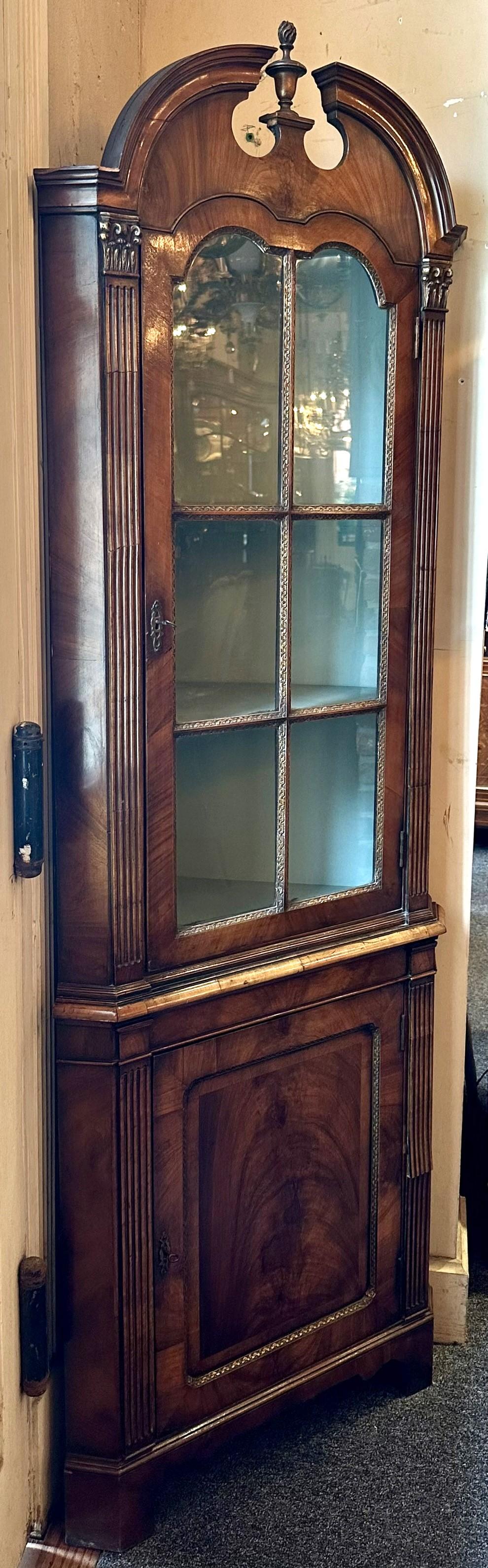 Antico mobile angolare inglese in noce con ante in vetro, 1890-1910 circa. 