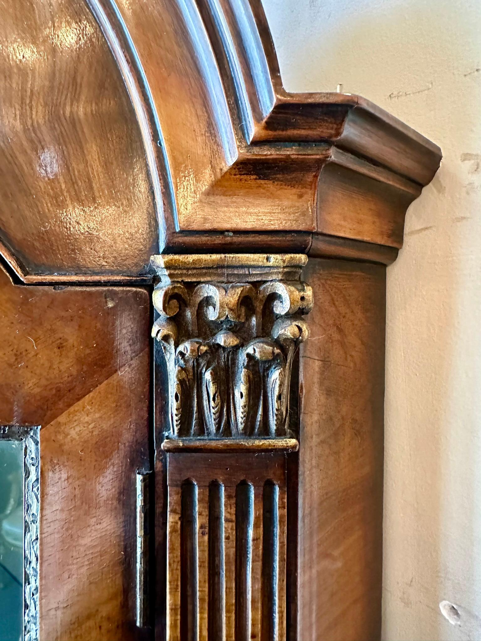 Antico mobile angolare inglese in noce con ante in vetro, 1890-1910 circa. In condizioni buone in vendita a New Orleans, LA