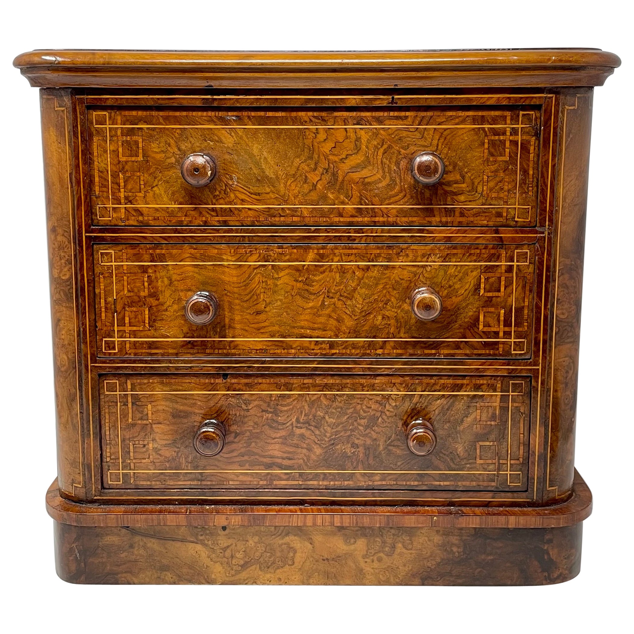 Antiguo cofre o joyero inglés de nogal en miniatura, Circa 1890's. en venta