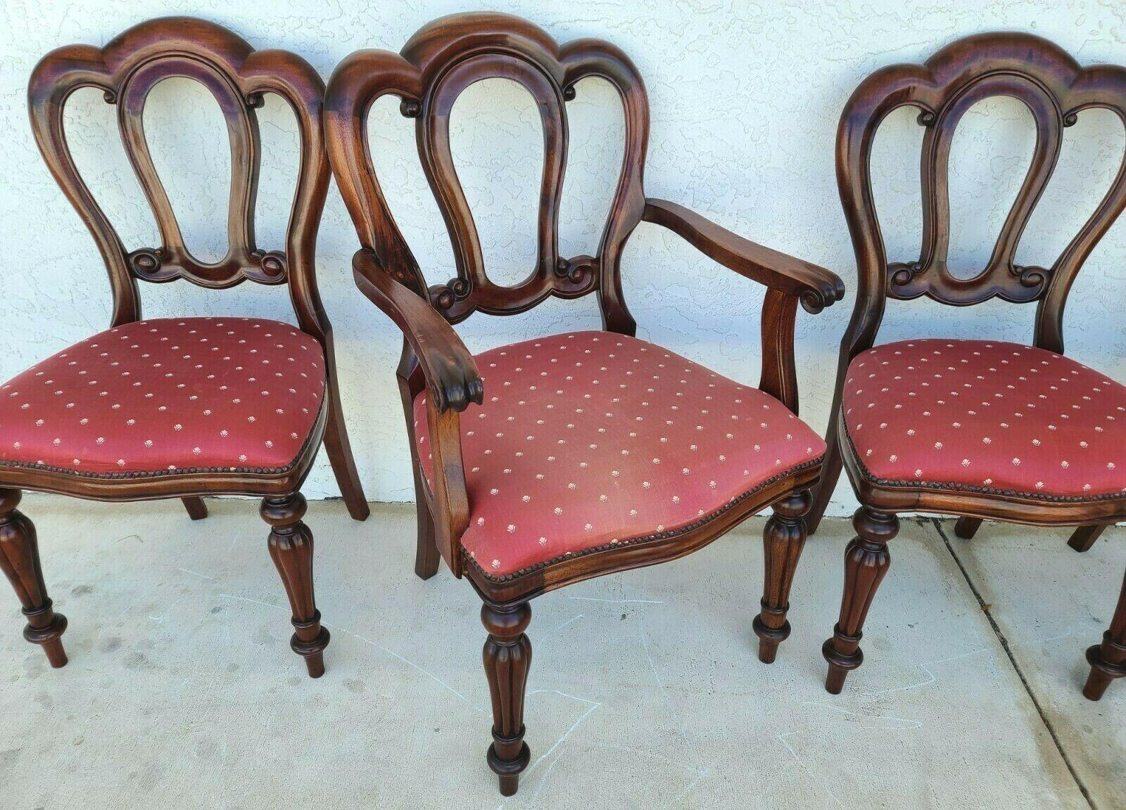 Milieu du XXe siècle Ensemble de 4 chaises de salle à manger anciennes en noyer anglais en vente