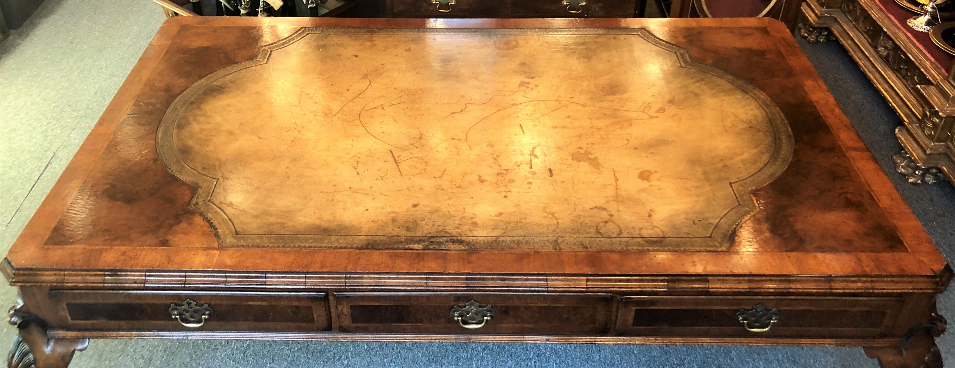 Antique English Walnut Queen Anne Table Desk, circa 1900-1910 In Excellent Condition In New Orleans, LA