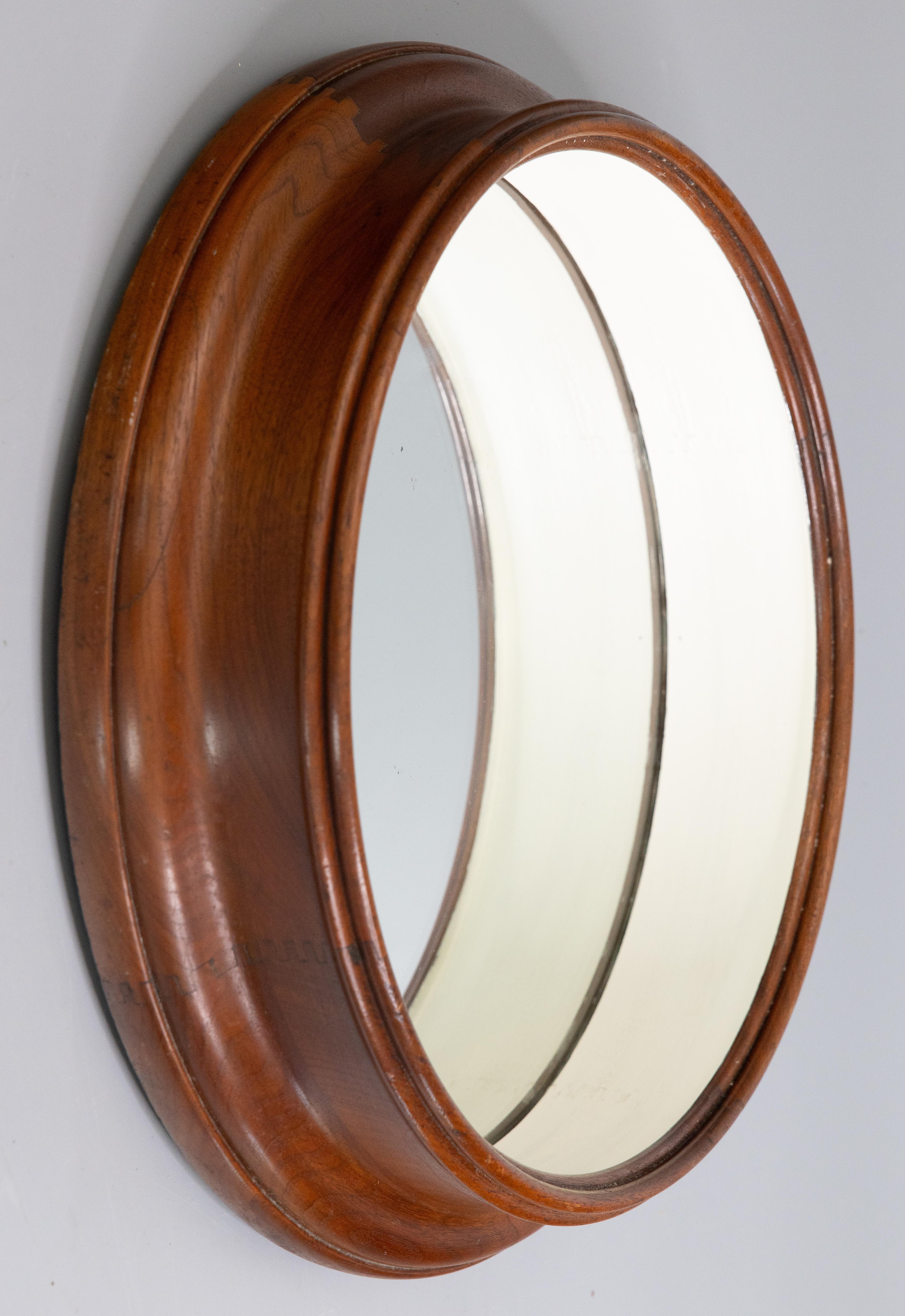A superb antique English walnut round porthole mirror, circa 1920. This fine mirror is a nice large size with a recessed mirror glass surrounded by a walnut frame in a lovely patina, perfect for any room.

DIMENSIONS
17.5ʺW × 4ʺD × 17.5ʺH