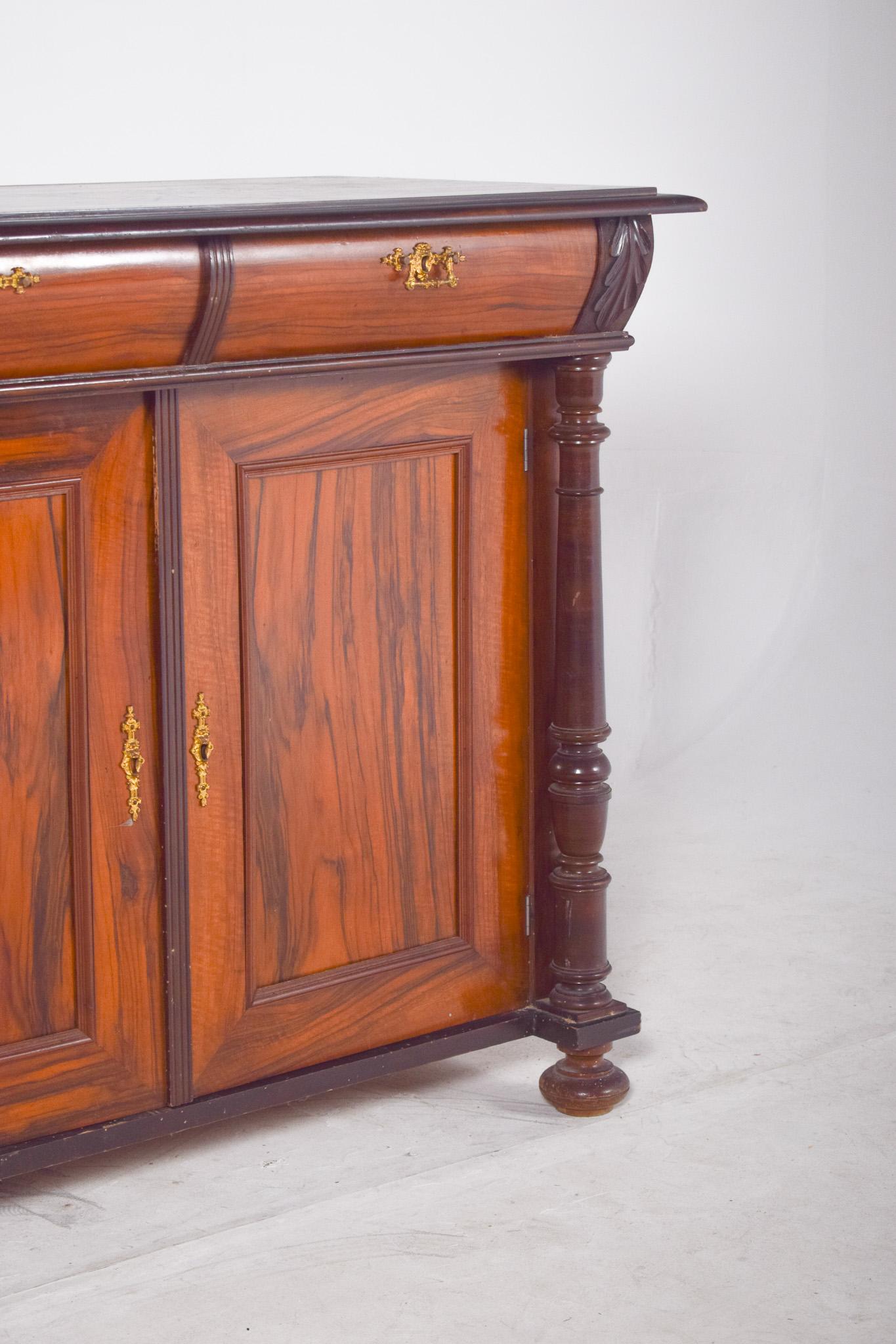 Antique English Walnut Tall Sideboard In Good Condition For Sale In Lisboa, Lisboa