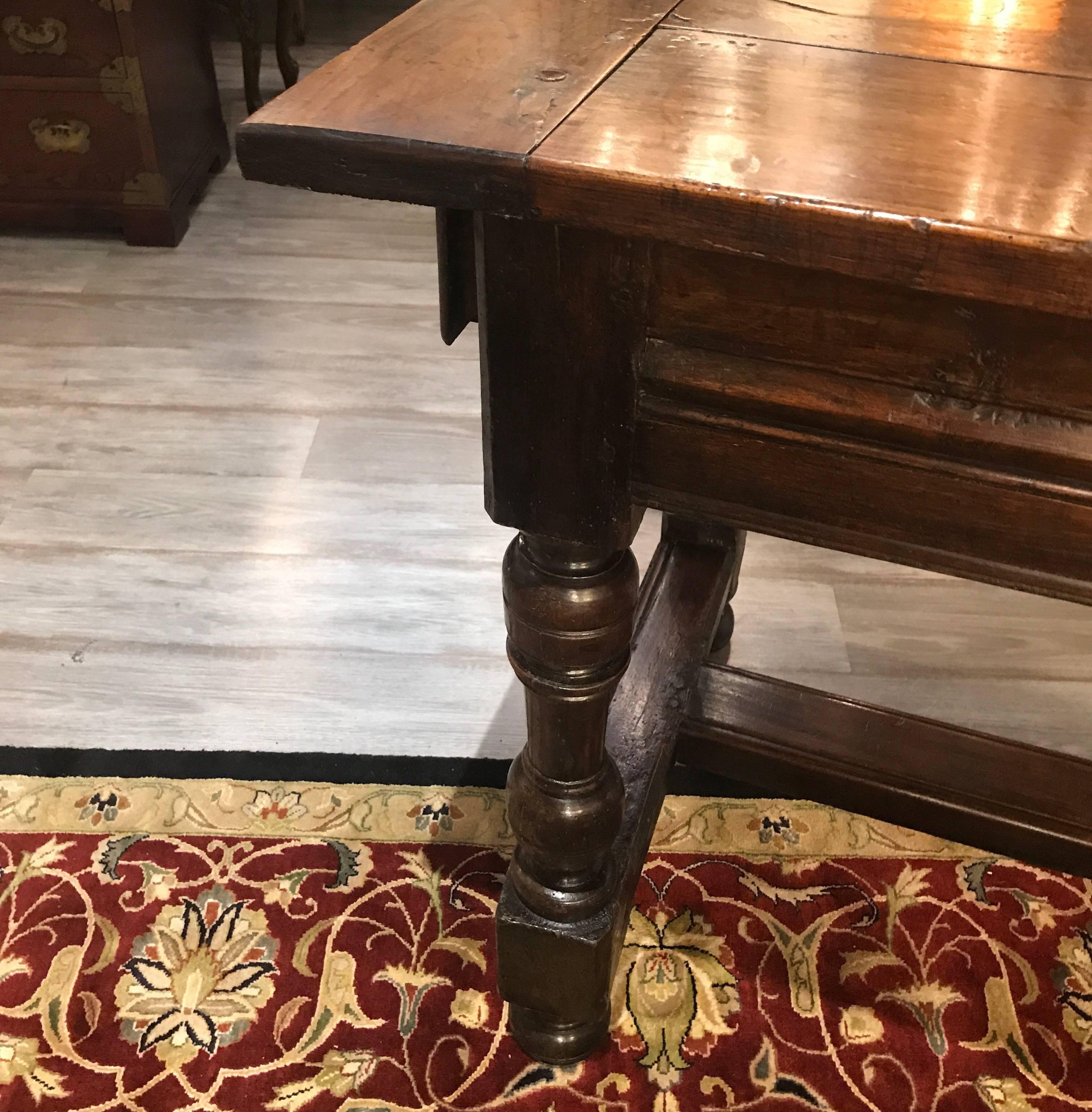 Antique English Walnut Tavern Table In Excellent Condition In Lambertville, NJ