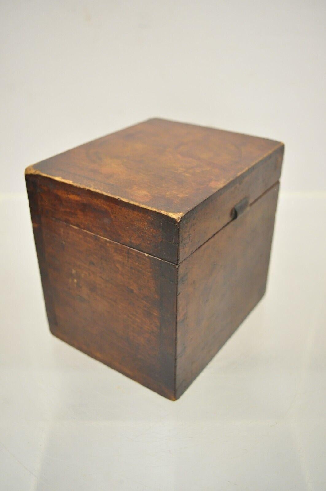 Antique English walnut tea caddy small desk box Victorian with Dovetail. Item features dovetailed joints, solid wood construction, beautiful wood grain, very nice antique item. Circa 19th century. Measurements: 5