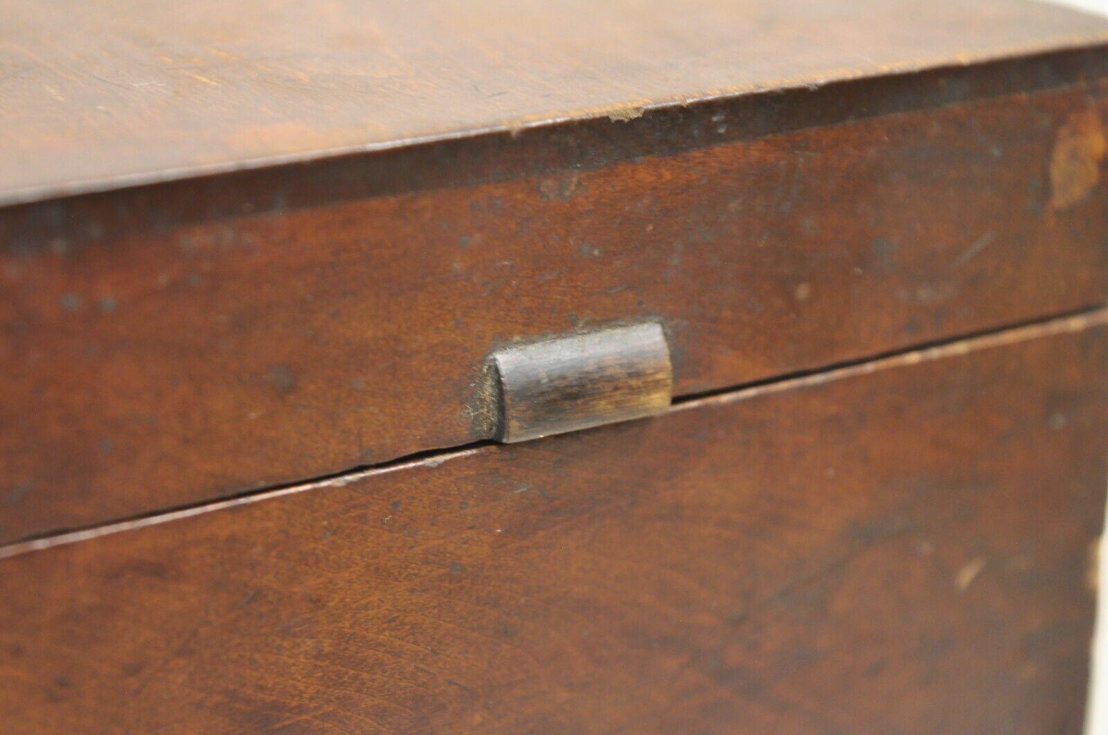 XIXe siècle Ancienne boîte à thé en noyer de style victorien avec queue d'aronde en vente