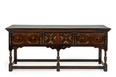 Antigua mesa consola inglesa de roble jacobeo marrón cálido con talla geométrica