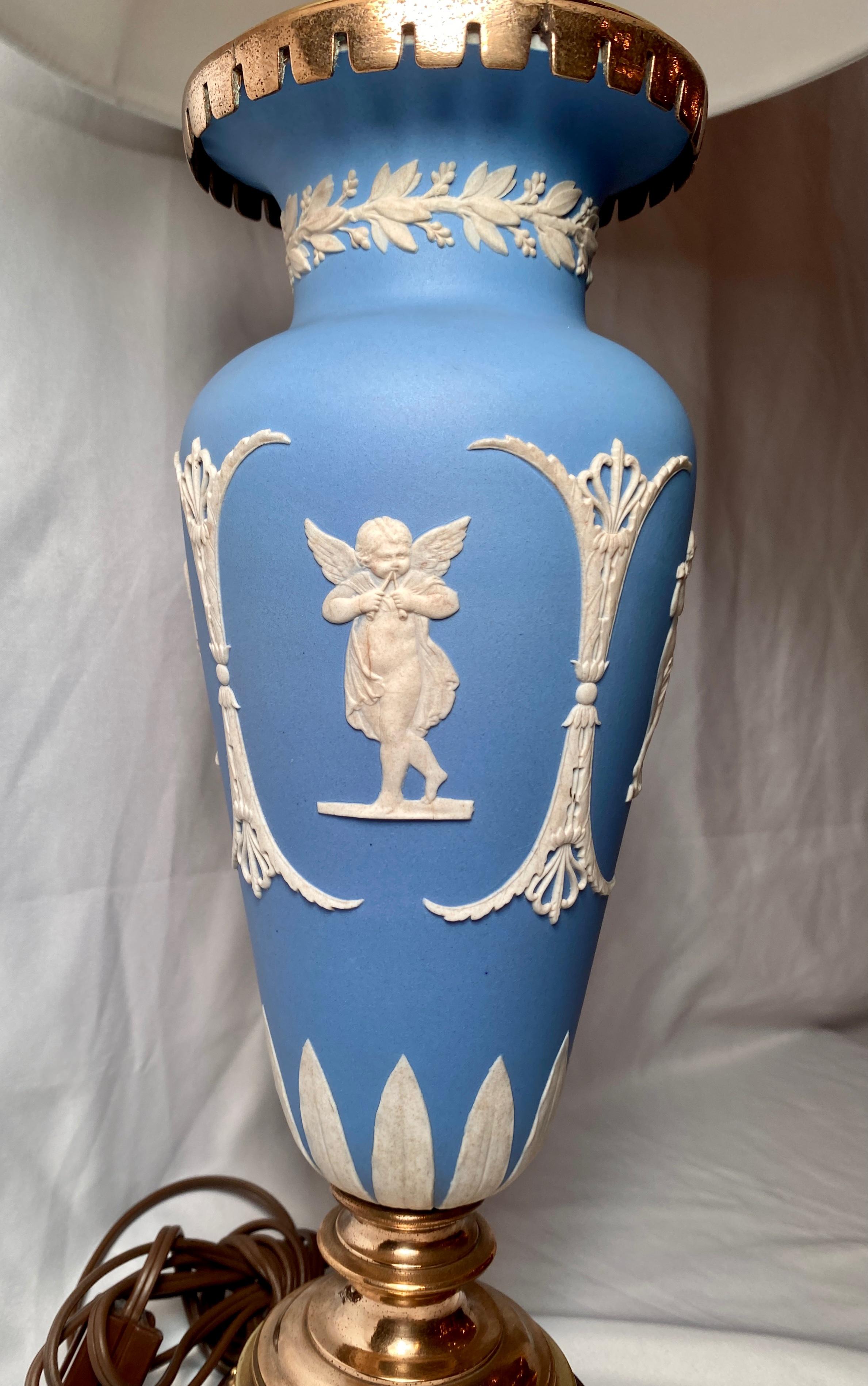 Lampe anglaise ancienne en porcelaine Wedgwood, vers 1890 Bon état - En vente à New Orleans, LA