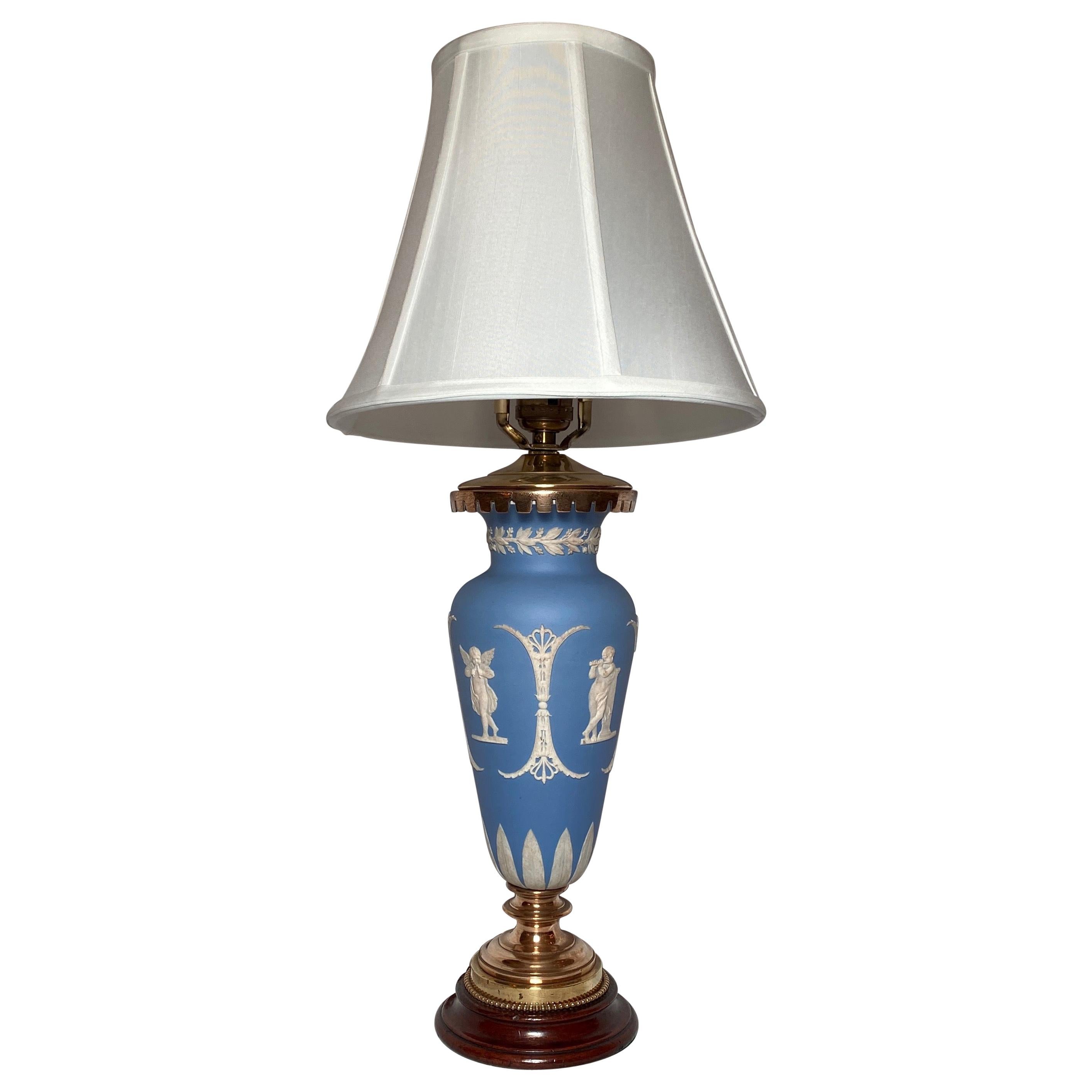 Lampe anglaise ancienne en porcelaine Wedgwood, vers 1890