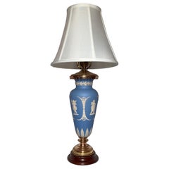 Antigua lámpara inglesa de porcelana de Wedgwood, circa 1890