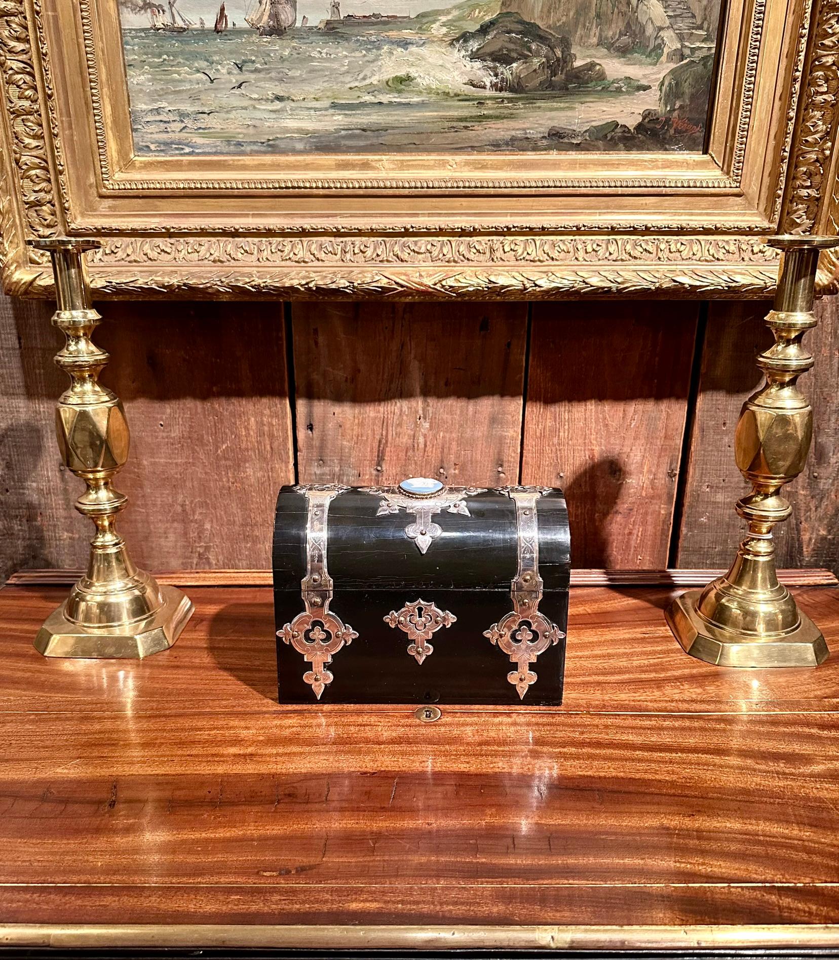 Antike englische Wedgwood & Sheffield Silbermontierte Juwelenschachtel mit Silberbeschlägen, um 1880. im Angebot 1