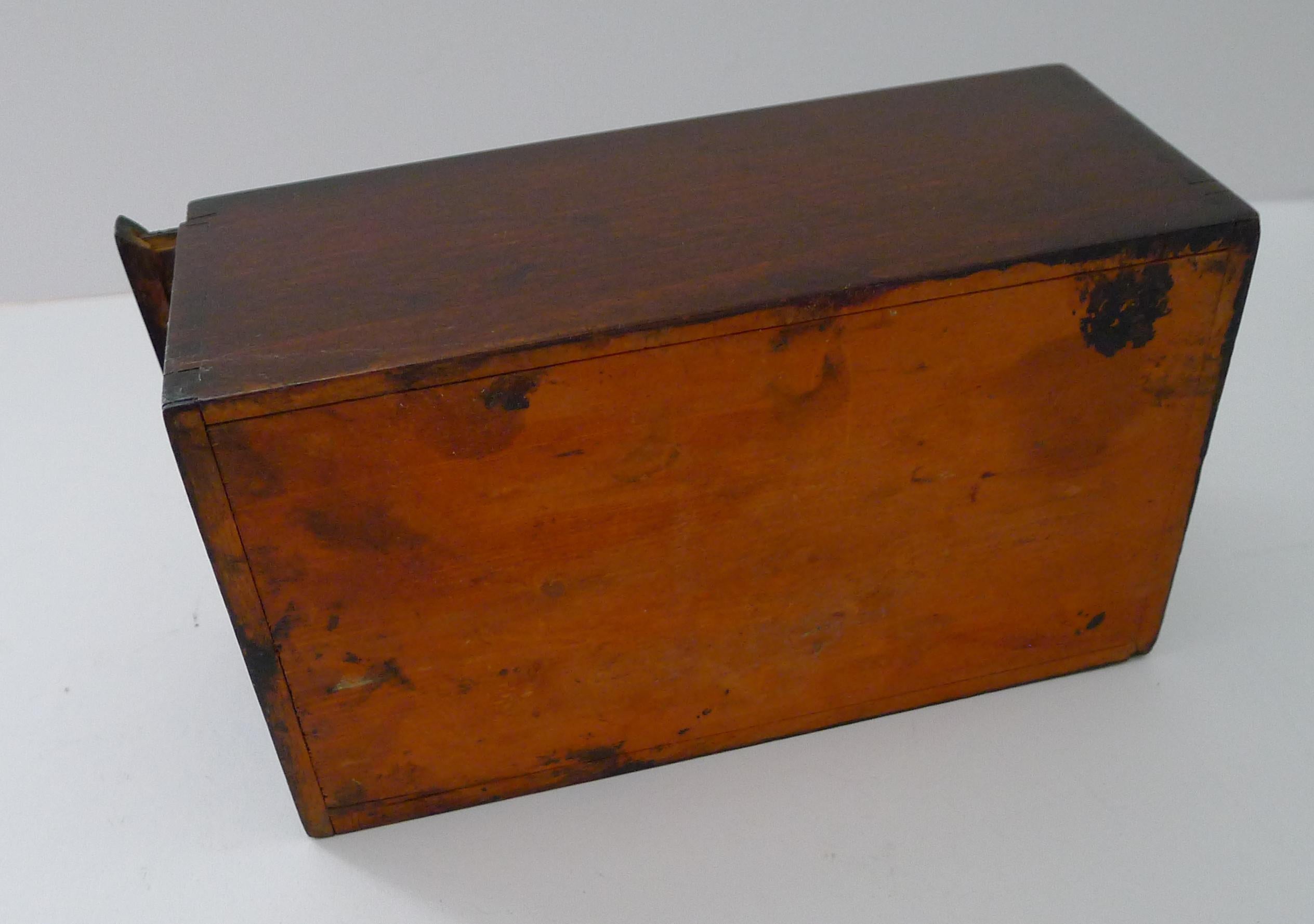 British Antique English Weighted Boxwood Chess Set c.1920 For Sale