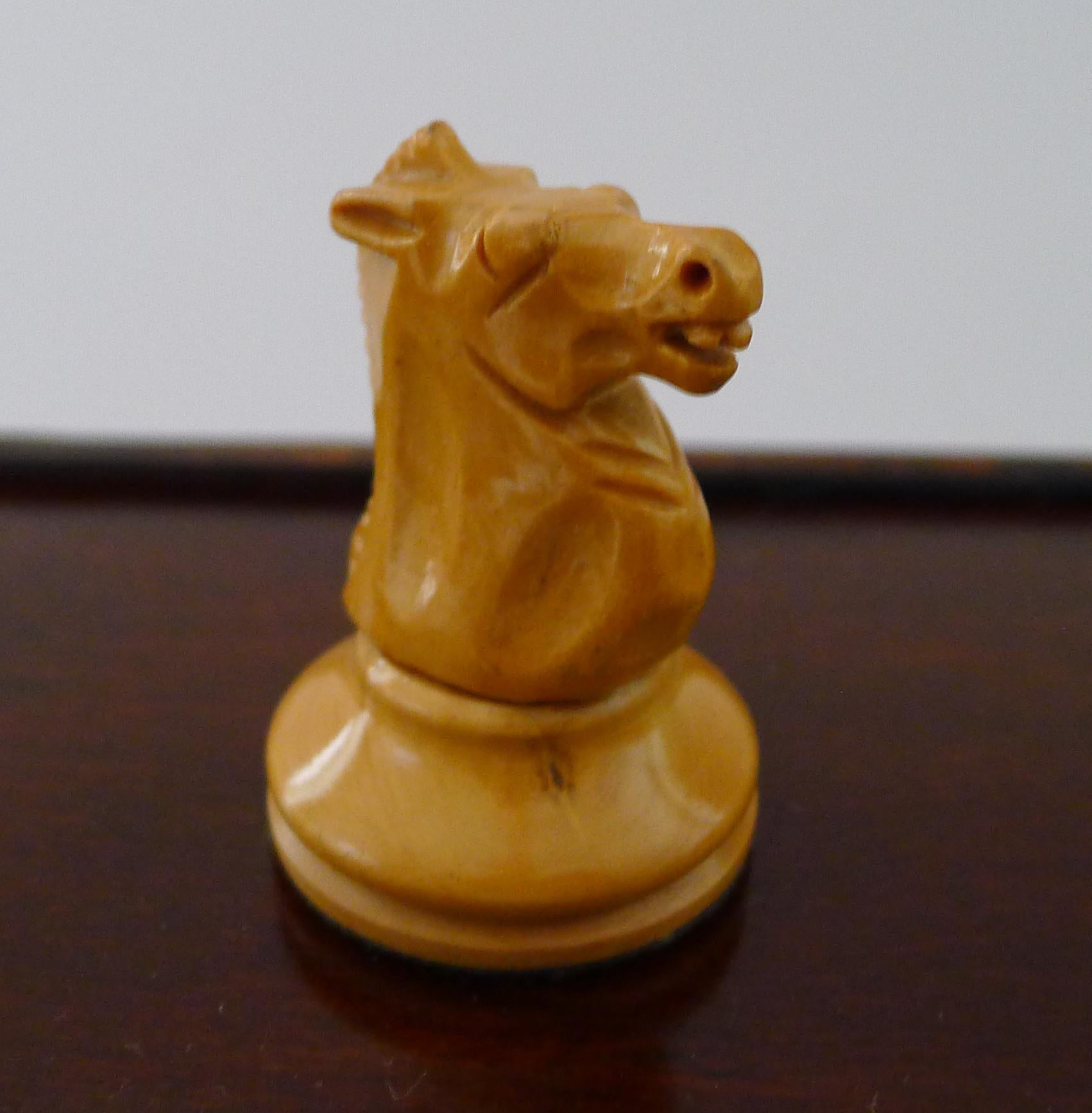 Antique English Weighted Boxwood Chess Set c.1920 In Good Condition For Sale In Bath, GB