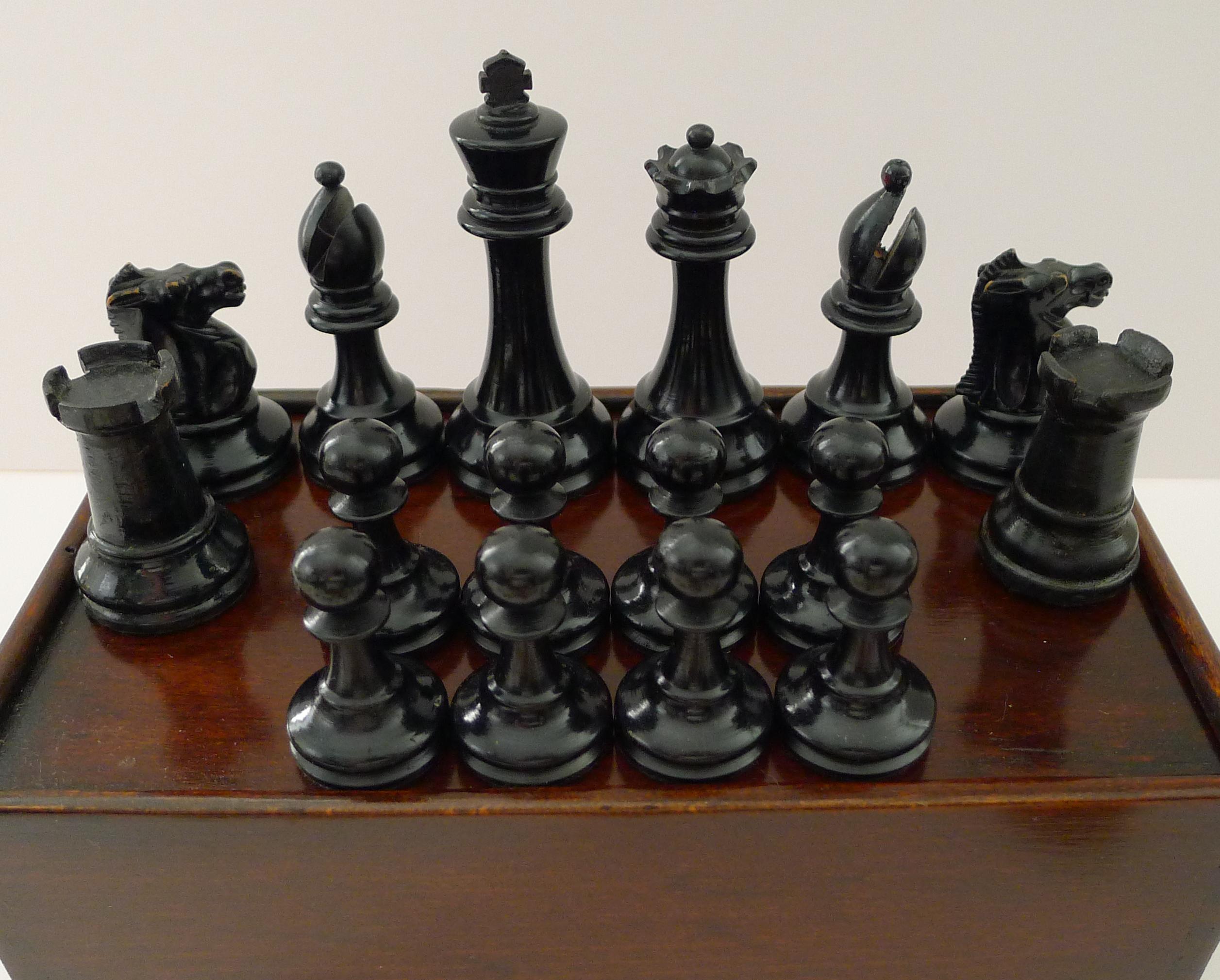 Antique English Weighted Boxwood Chess Set c.1920 For Sale 1