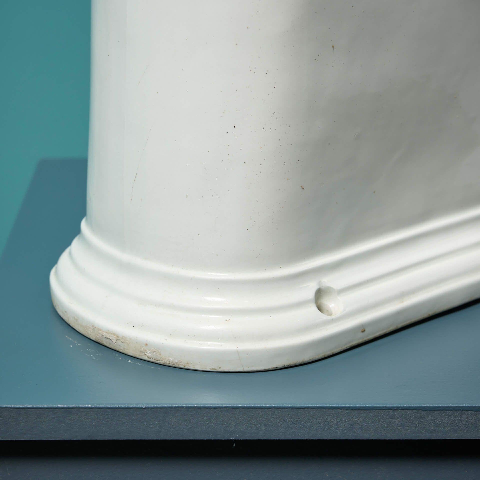 Antike englische weiß glasierte Keramiktoilette mit Siphon (Viktorianisch) im Angebot