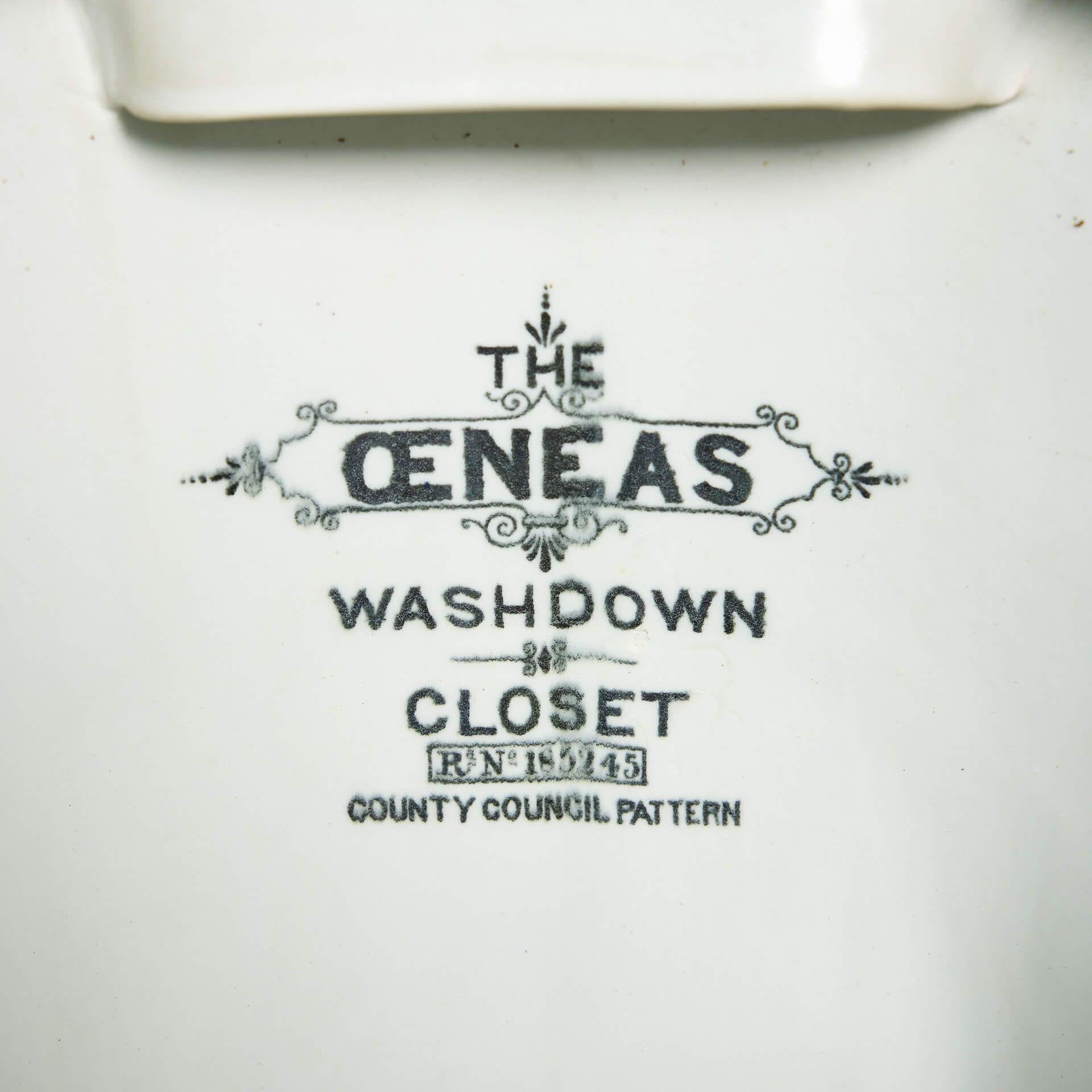 Antike englische weiß glasierte Keramiktoilette mit Siphon (Englisch) im Angebot