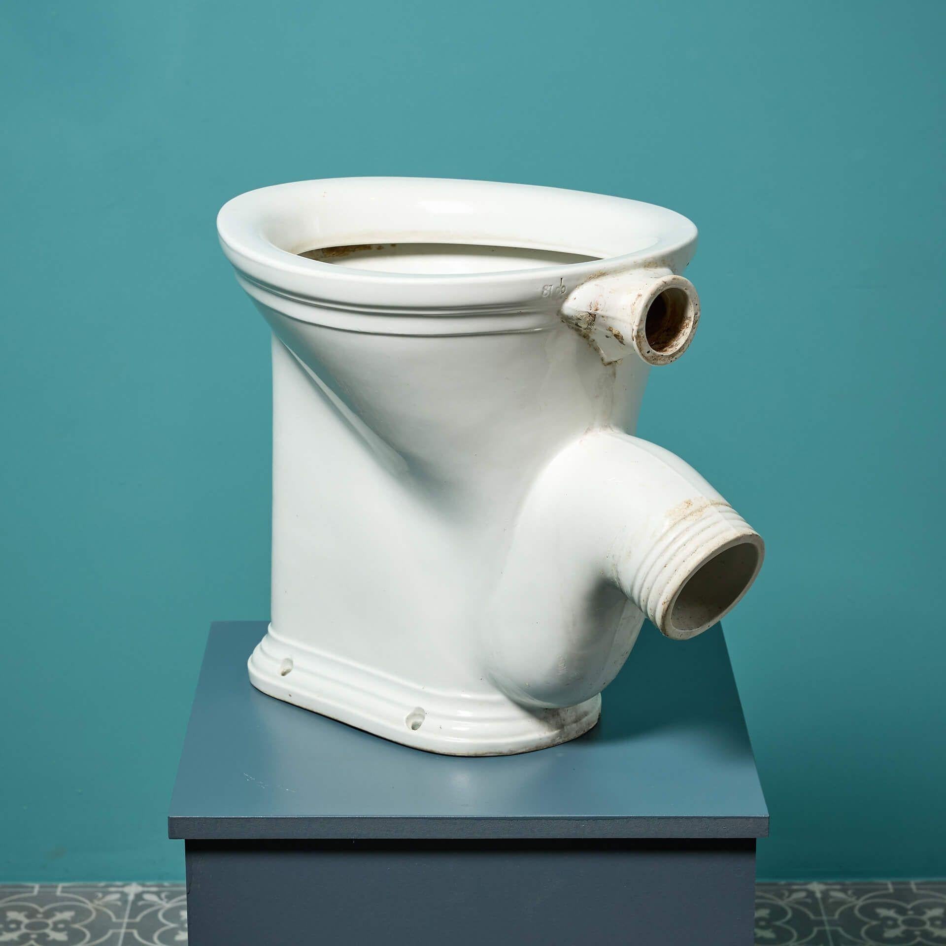 Antike englische weiß glasierte Keramiktoilette mit Siphon im Zustand „Relativ gut“ im Angebot in Wormelow, Herefordshire