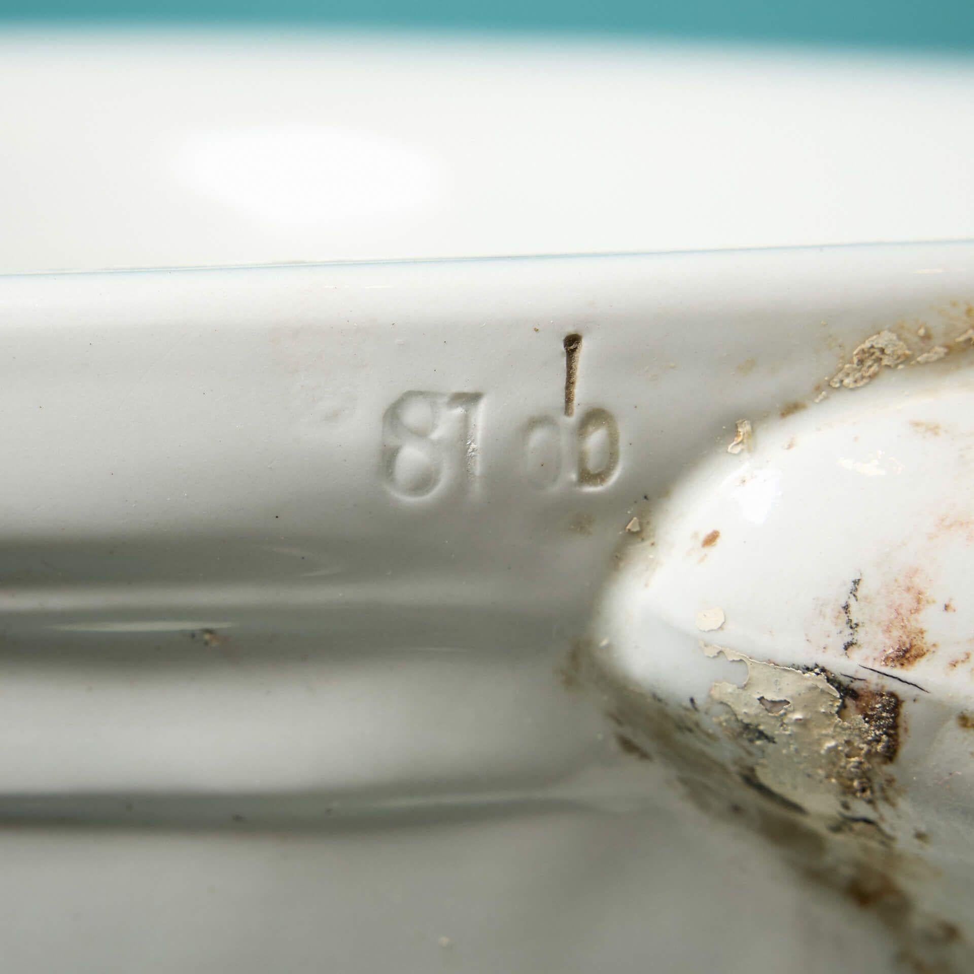 Antike englische weiß glasierte Keramiktoilette mit Siphon (19. Jahrhundert) im Angebot