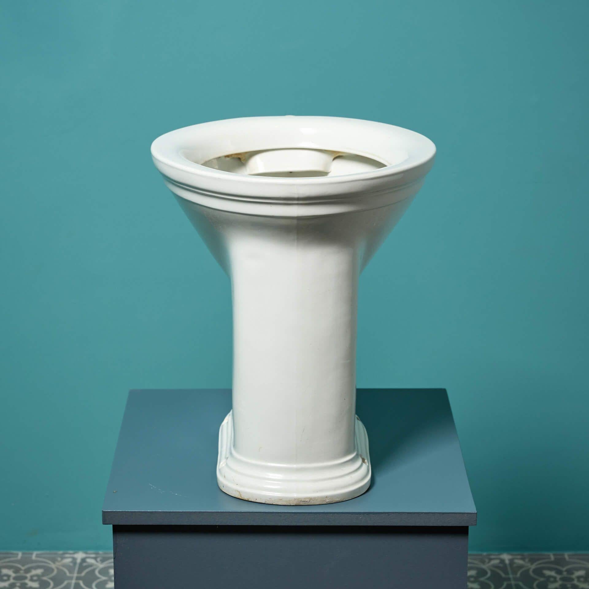 Antike englische weiß glasierte Keramiktoilette mit Siphon im Angebot 1