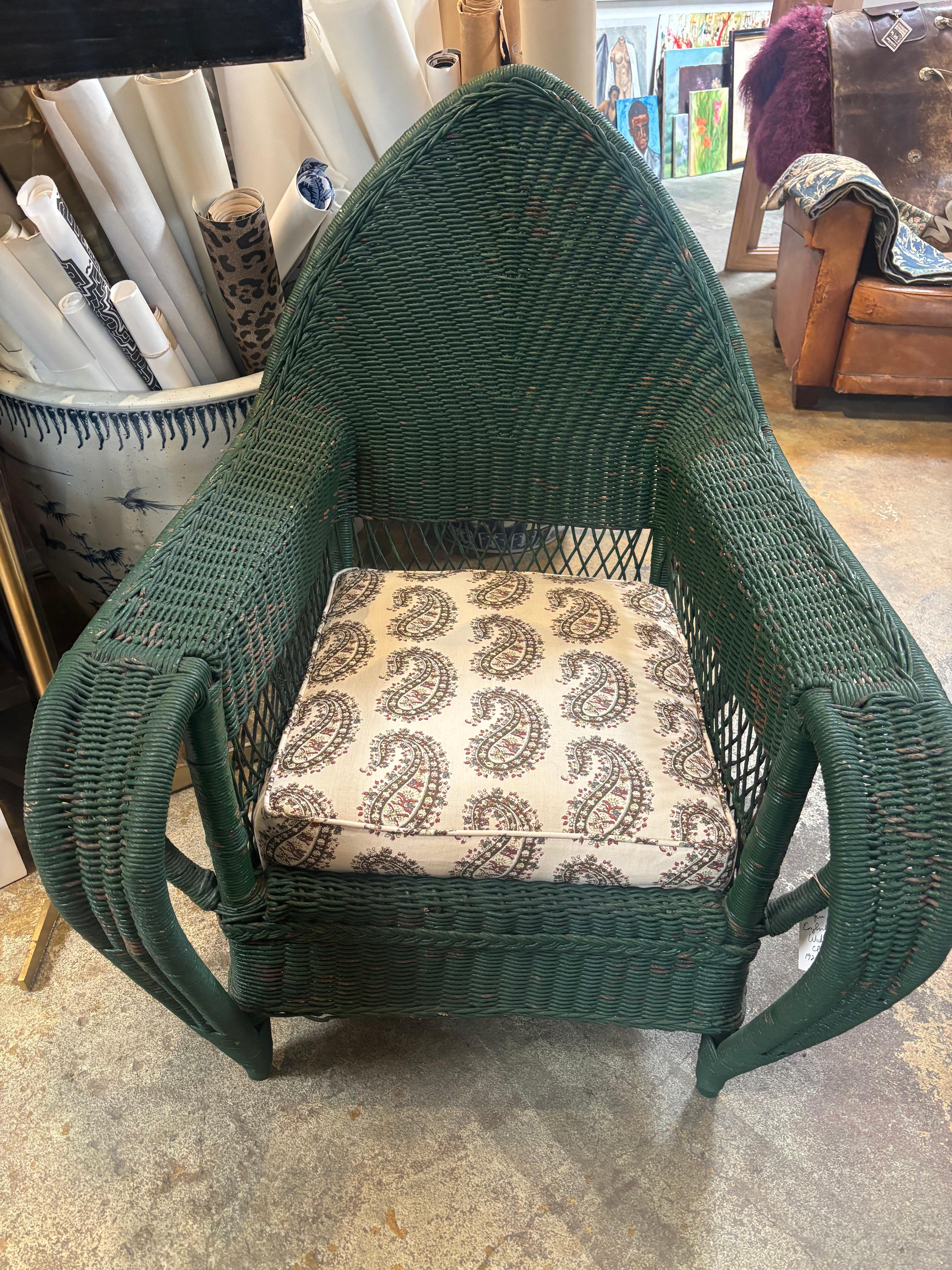 Chaise en osier anglaise des années 1920 - Charme vintage et savoir-faire intemporel

Capturez l'essence des loisirs anglais vintage avec cette authentique chaise en osier des années 1920, une pièce magnifiquement tressée qui incarne l'élégance