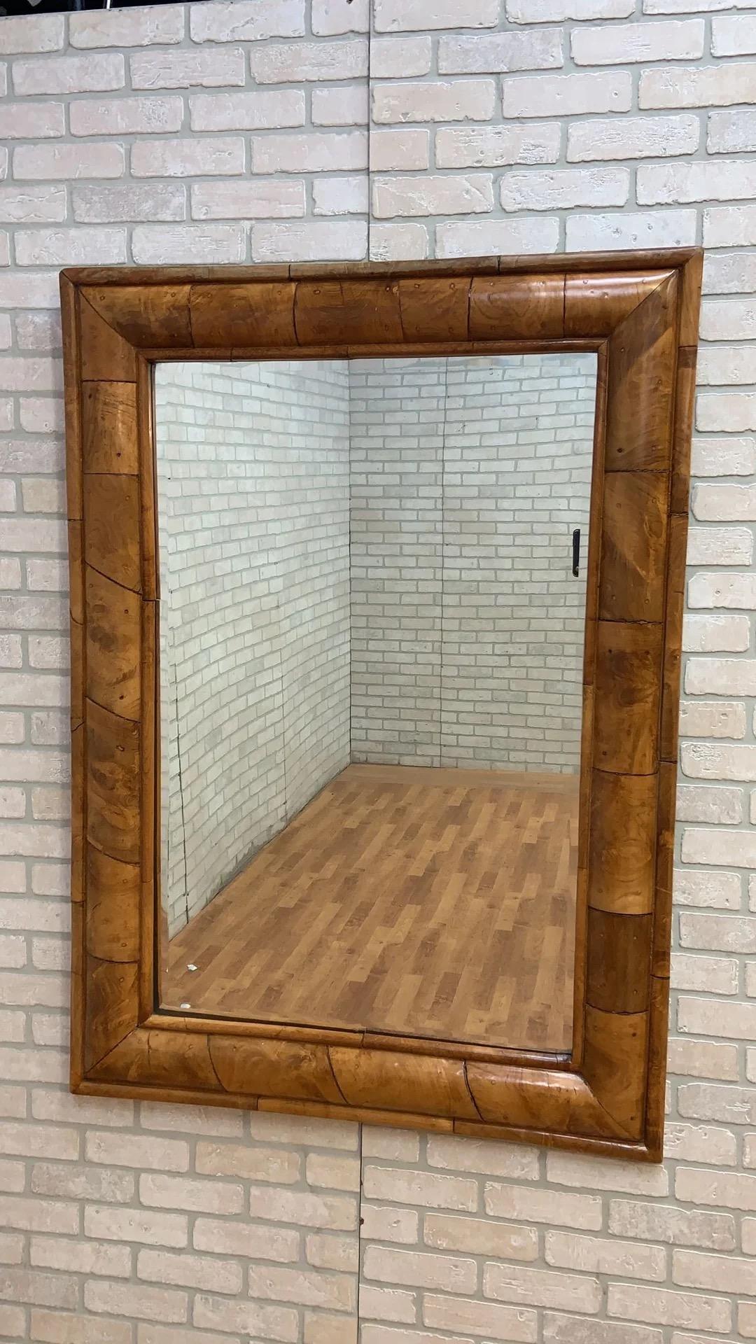 Antique Mirror da parete in stile William & Mary in radica di noce

Questo squisito specchio è un'aggiunta straordinaria all'arredamento di qualsiasi casa. Valorizza i tuoi interni con questo splendido pezzo che non solo riflette la luce ma incarna