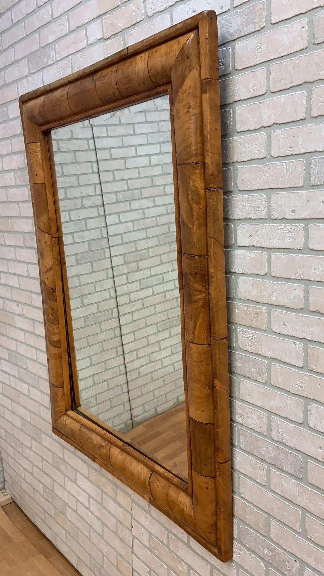 Antique Mirror da parete in stile William & Mary in radica di noce In condizioni buone in vendita a Chicago, IL