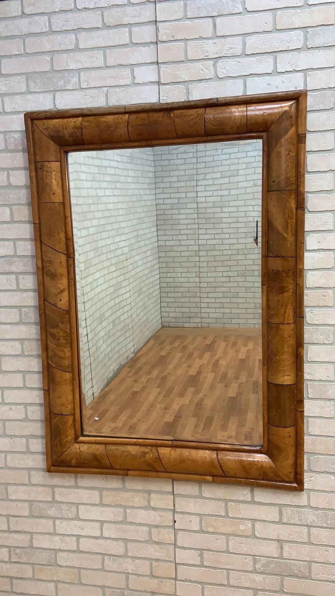 XX secolo Antique Mirror da parete in stile William & Mary in radica di noce in vendita