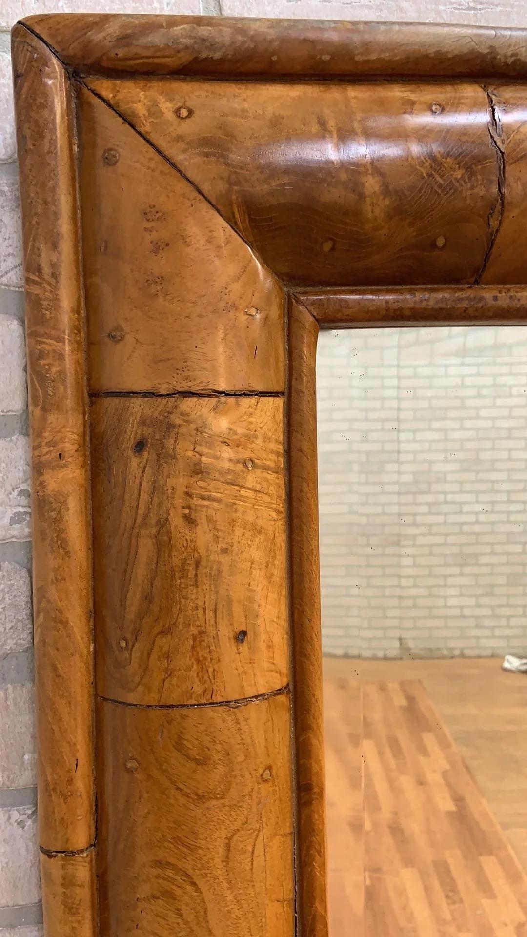Nodo Antique Mirror da parete in stile William & Mary in radica di noce in vendita