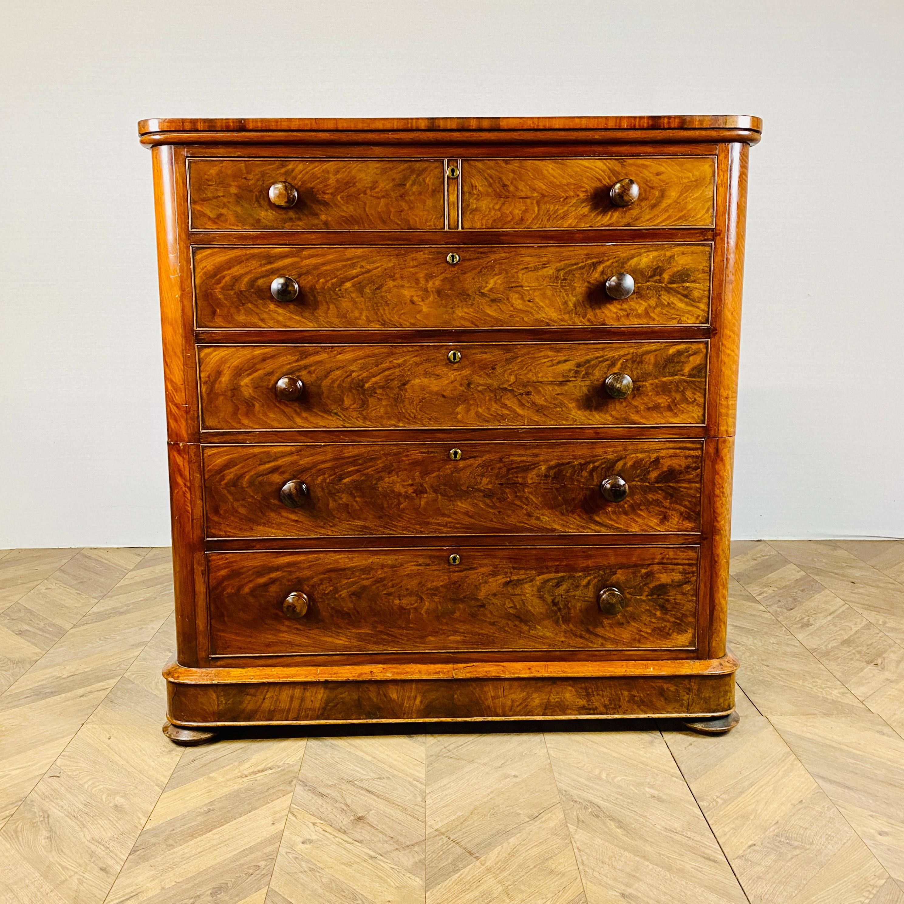 A Handsome Antique English, William IV Mahogany Veneered Chest of Drawers, 1837.

The well proportioned chest has 5 drawers and a lovely rich deep colour.

It boasts a cottage cut (come in 2 pieces) for ease of delivery.

Overall in good