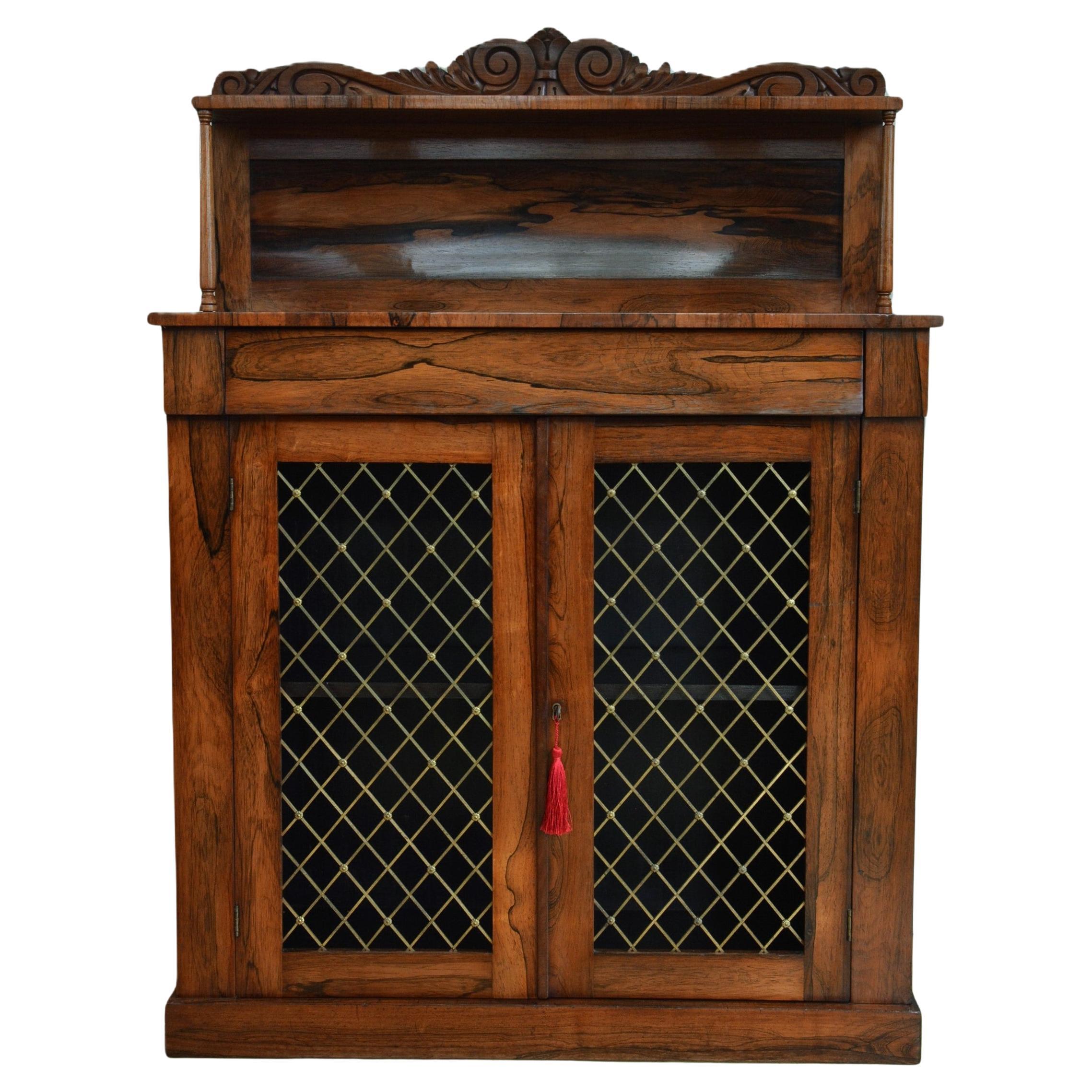 K0289 Très beau buffet à deux portes en palissandre de style William IV / début de l'époque victorienne, aux proportions inhabituellement étroites.  L'étagère est soutenue par des colonnes tournées et le plateau est recouvert d'un magnifique bois de