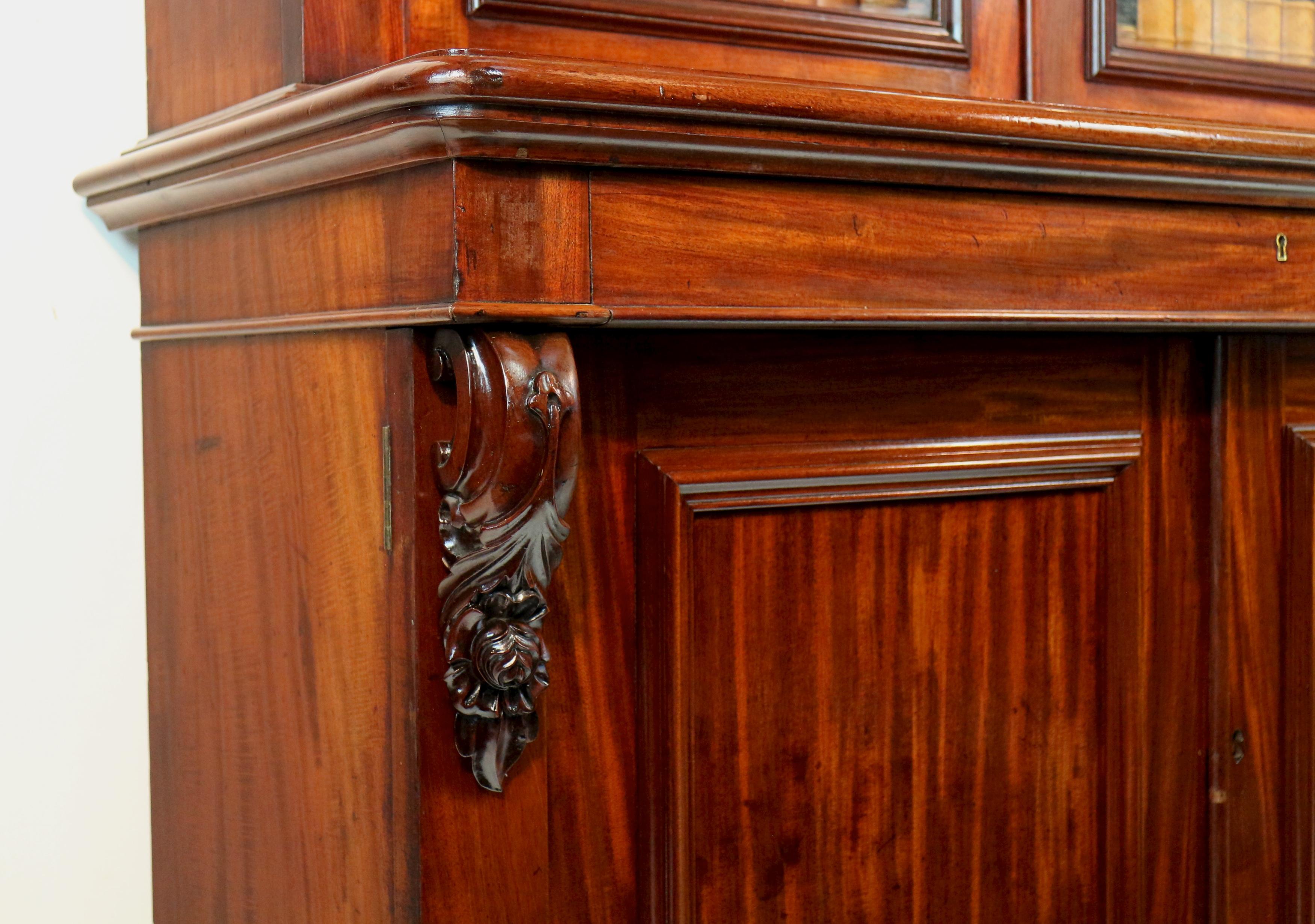 Antigua librería inglesa William IV de caoba cubana de dos puertas con cajón para escribir en venta 2