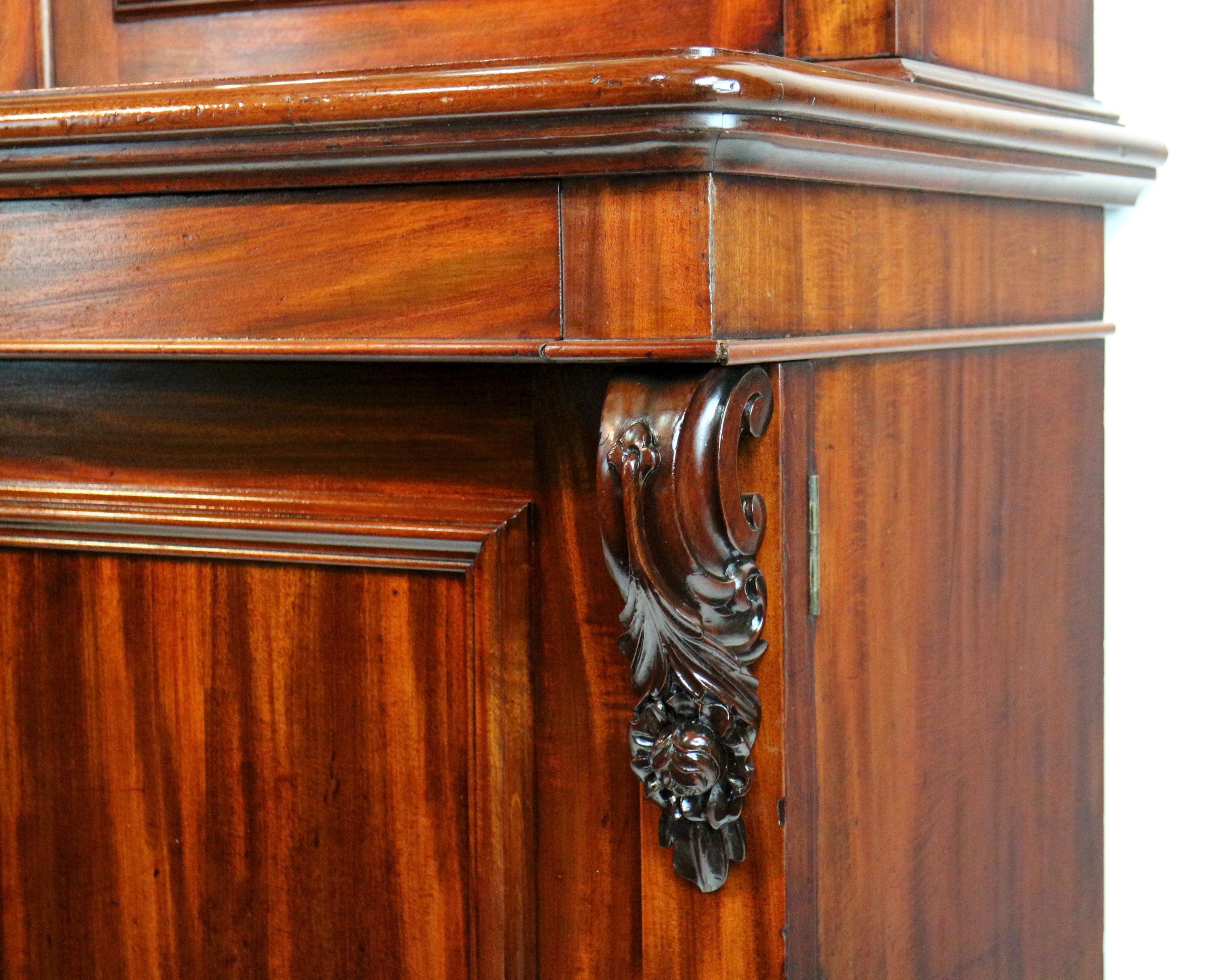 Antigua librería inglesa William IV de caoba cubana de dos puertas con cajón para escribir en venta 3