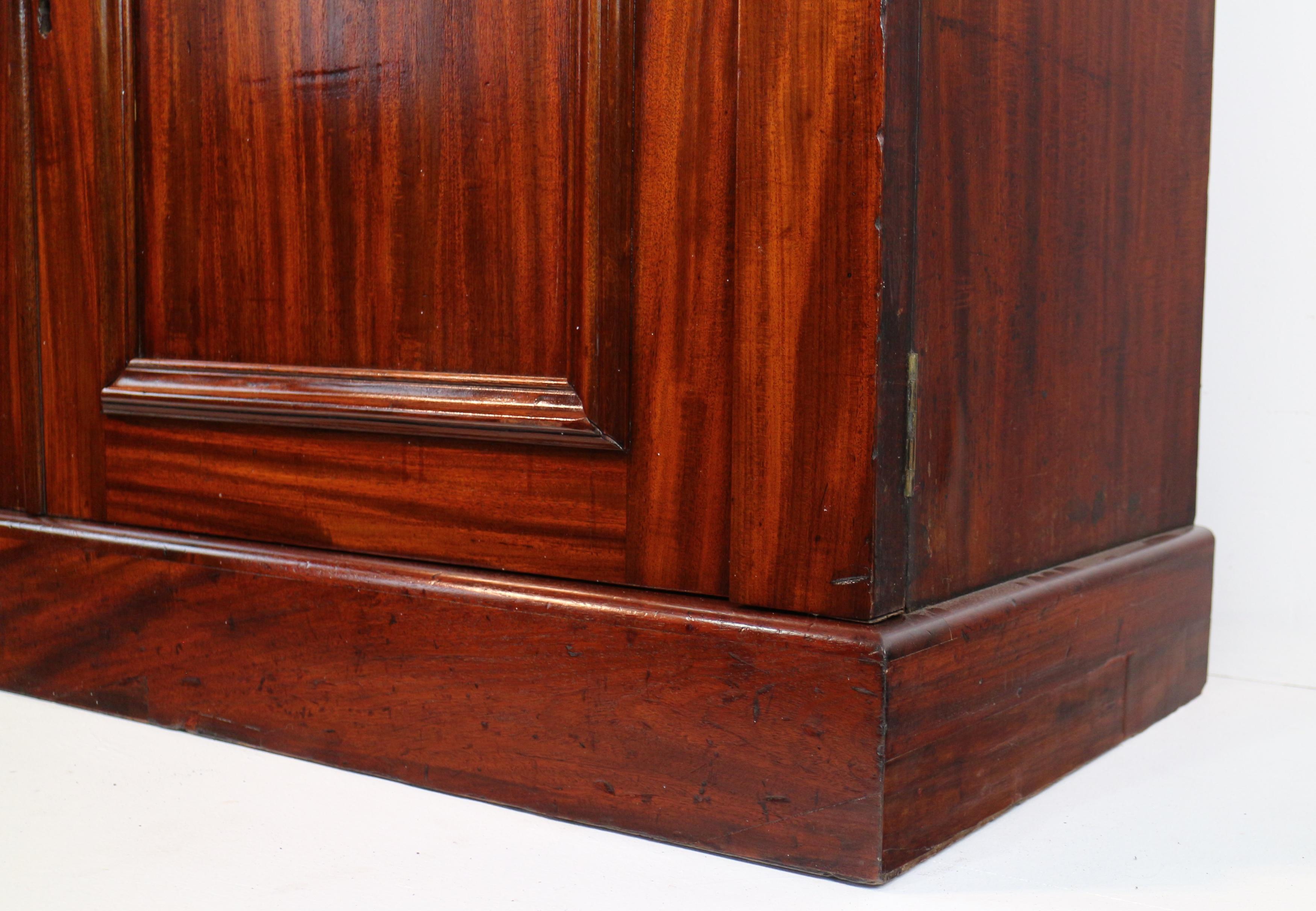 Antigua librería inglesa William IV de caoba cubana de dos puertas con cajón para escribir en venta 4