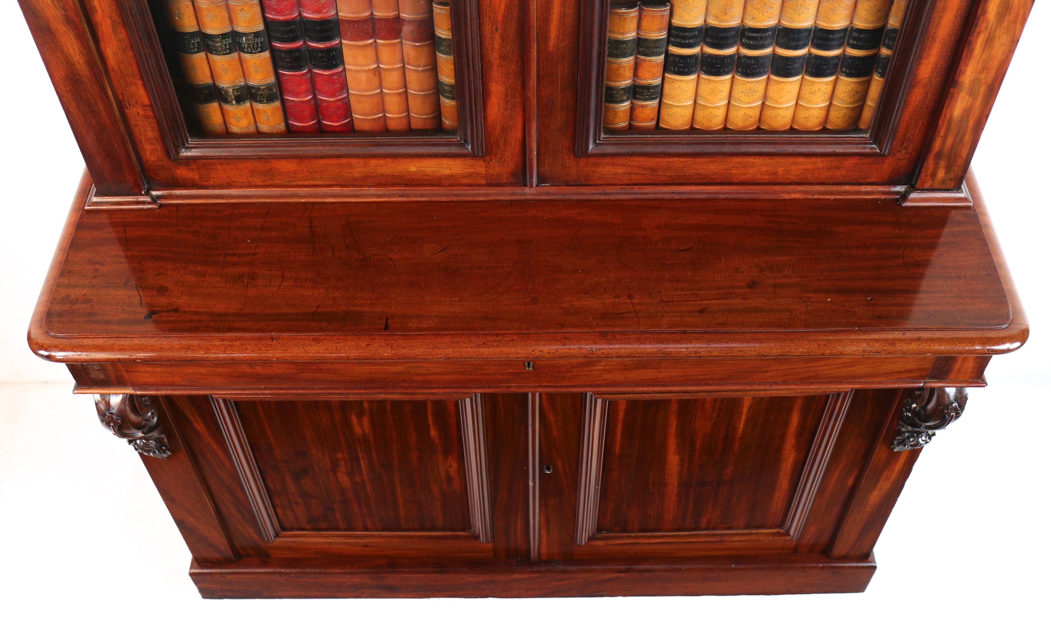 Antigua librería inglesa William IV de caoba cubana de dos puertas con cajón para escribir en venta 5