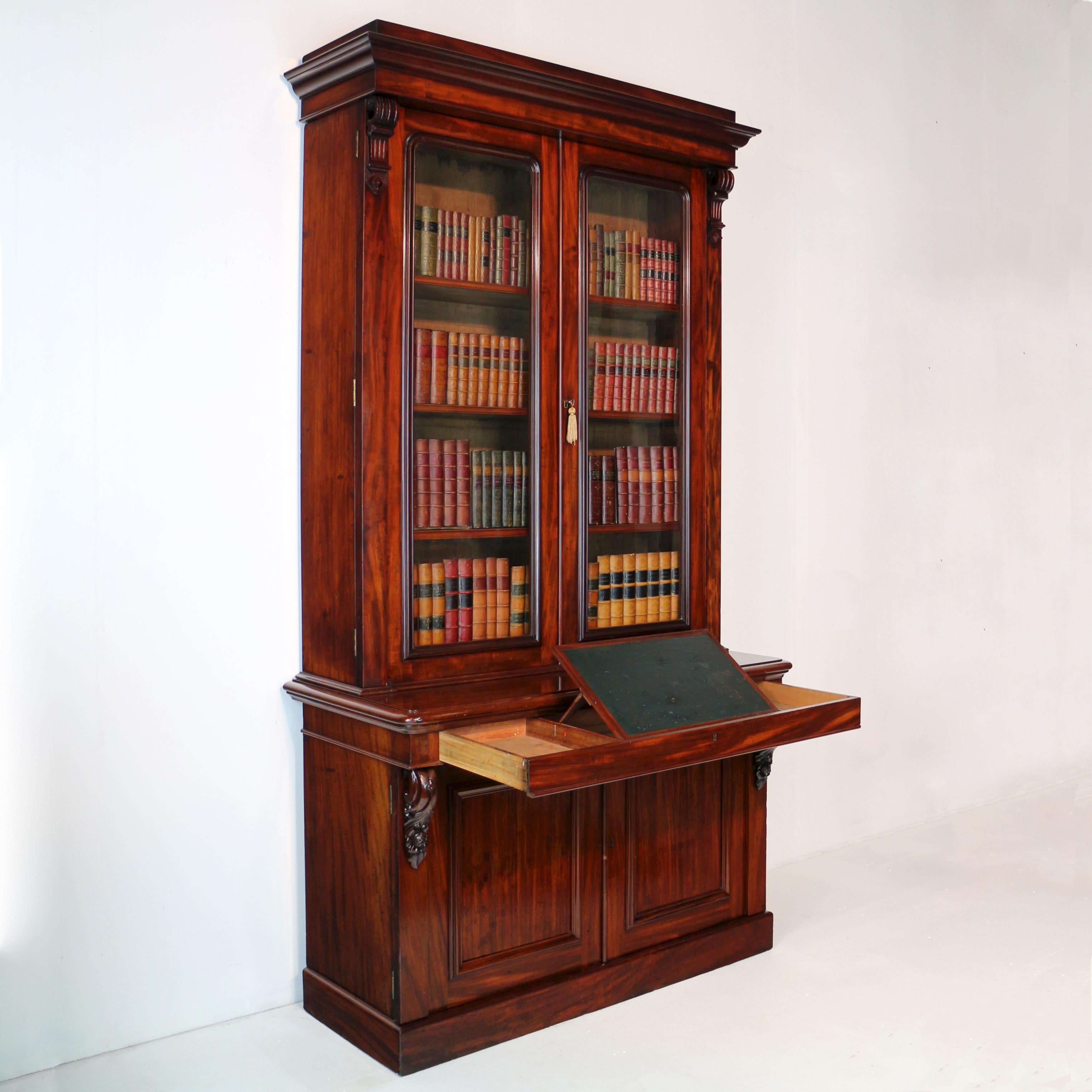 Antigua librería inglesa William IV de caoba cubana de dos puertas con cajón para escribir en venta 6