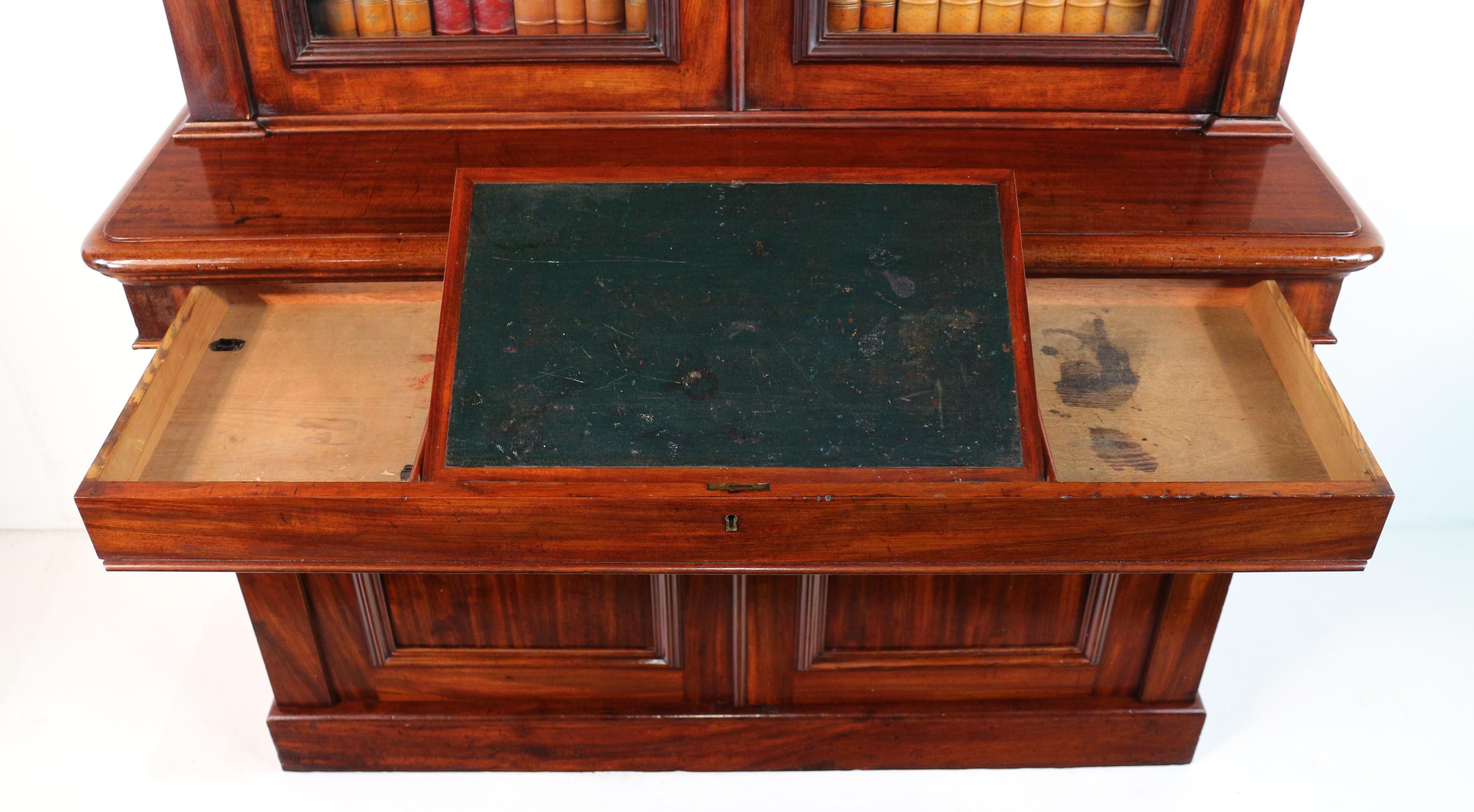 Antigua librería inglesa William IV de caoba cubana de dos puertas con cajón para escribir en venta 7