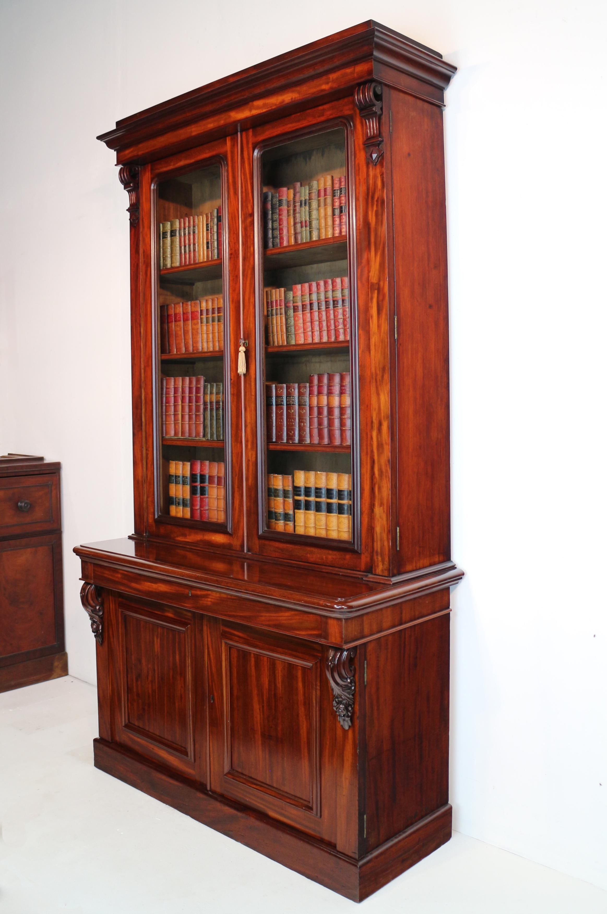 Antigua librería inglesa William IV de caoba cubana de dos puertas con cajón para escribir en venta 9