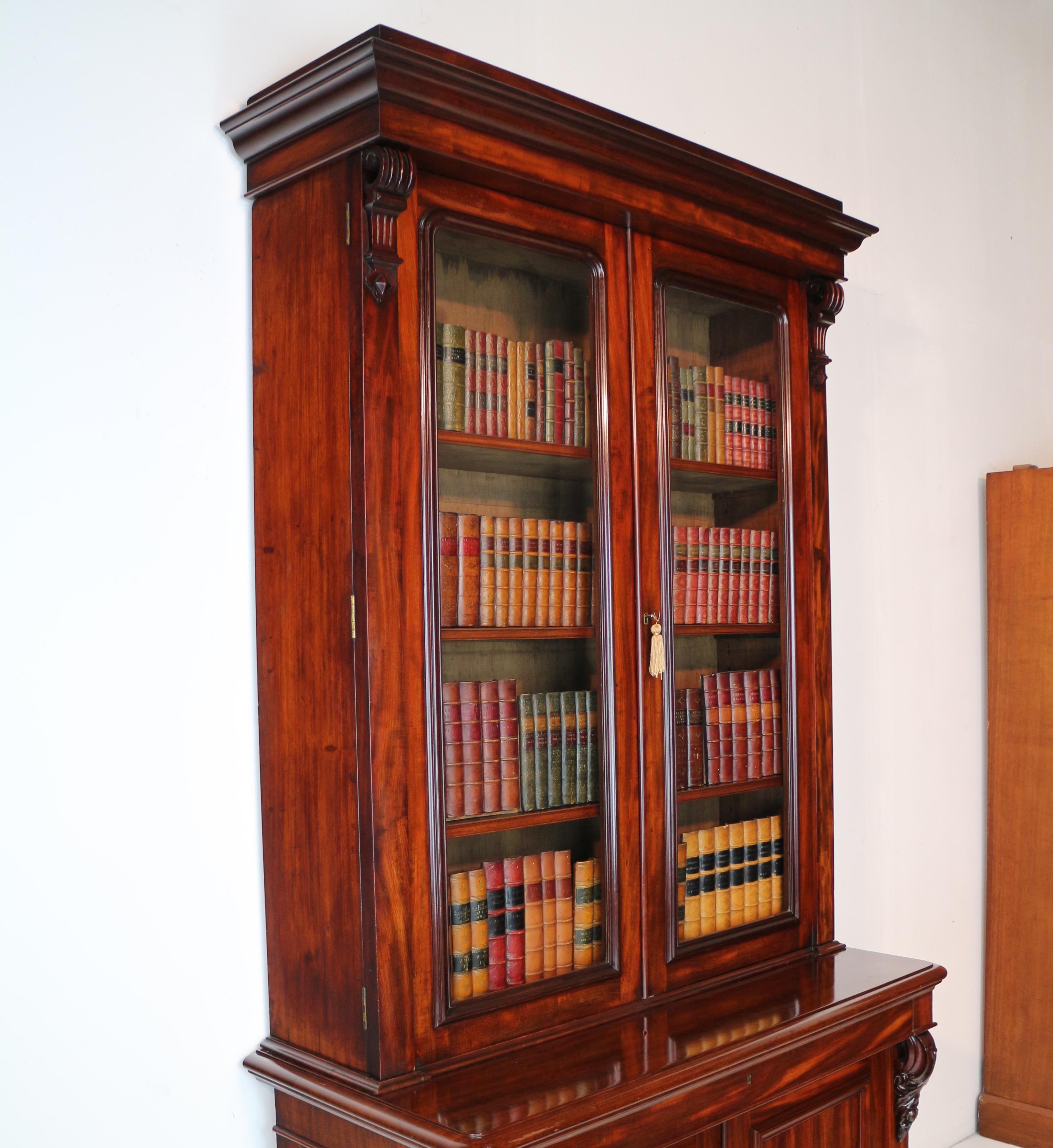 Antigua librería inglesa William IV de caoba cubana de dos puertas con cajón para escribir en venta 10