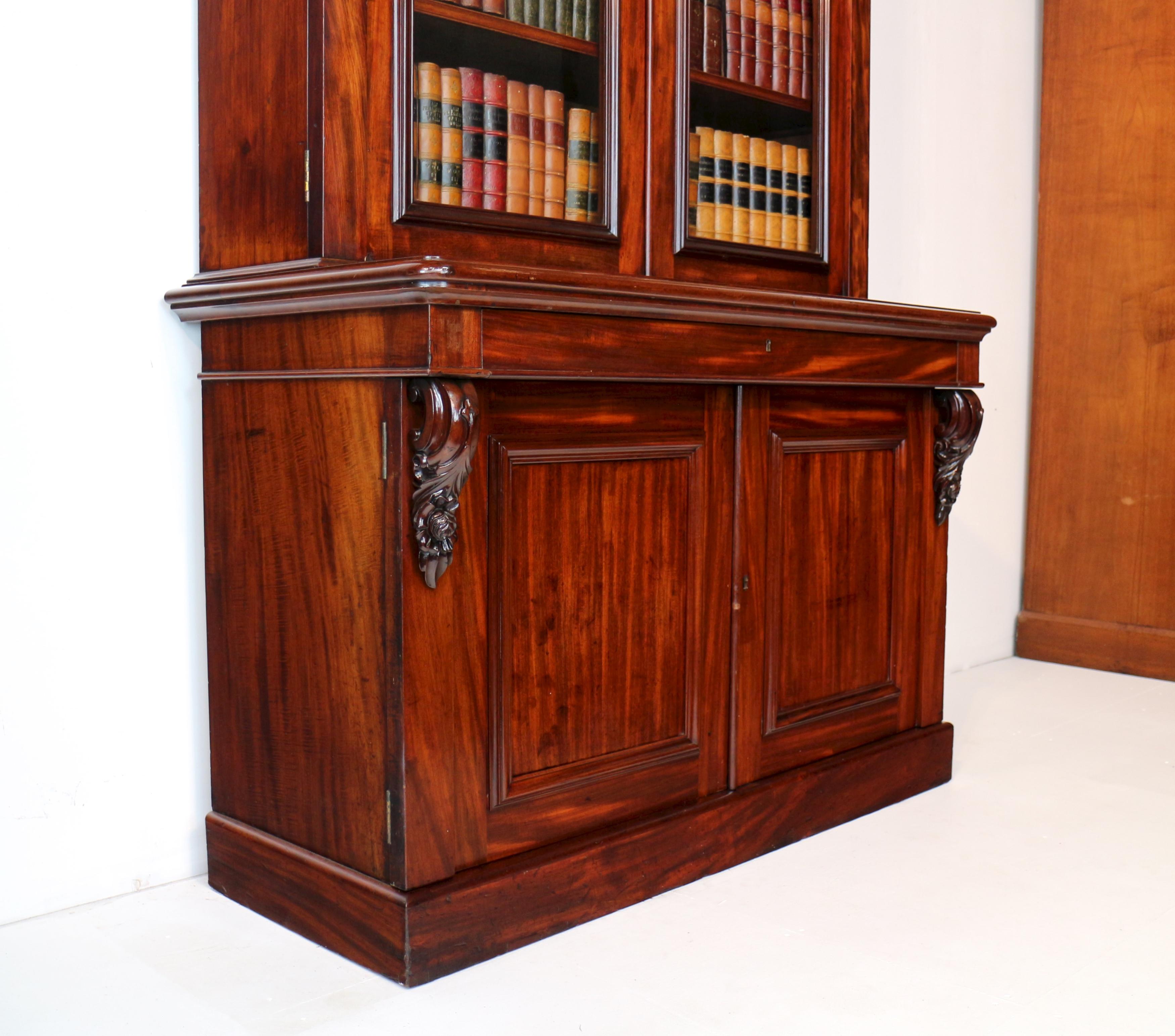 Antigua librería inglesa William IV de caoba cubana de dos puertas con cajón para escribir en venta 11