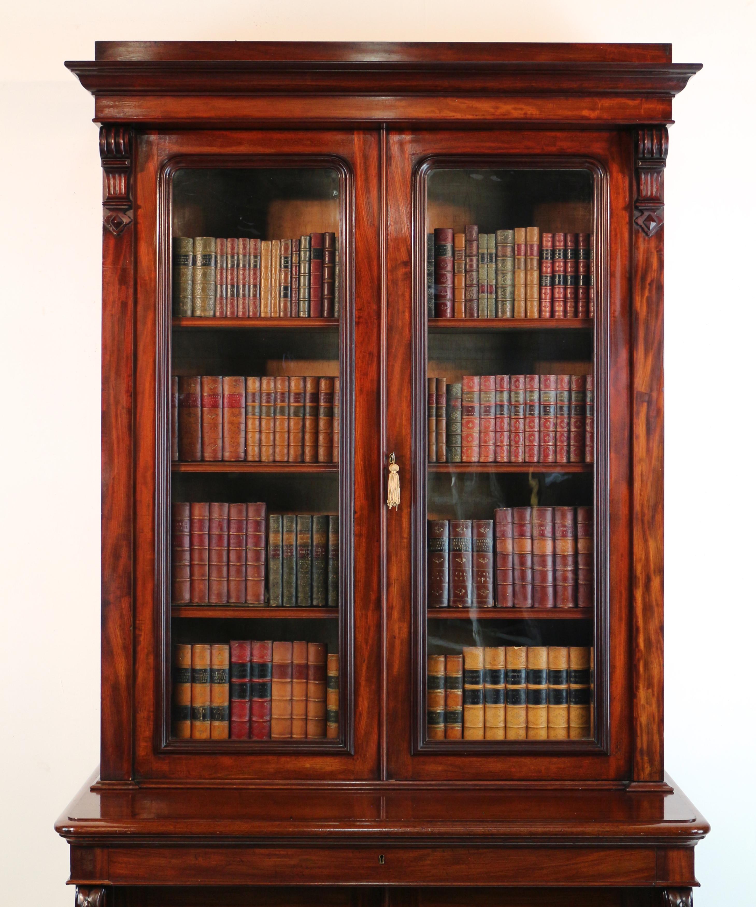 Antigua librería inglesa William IV de caoba cubana de dos puertas con cajón para escribir Hecho a mano en venta