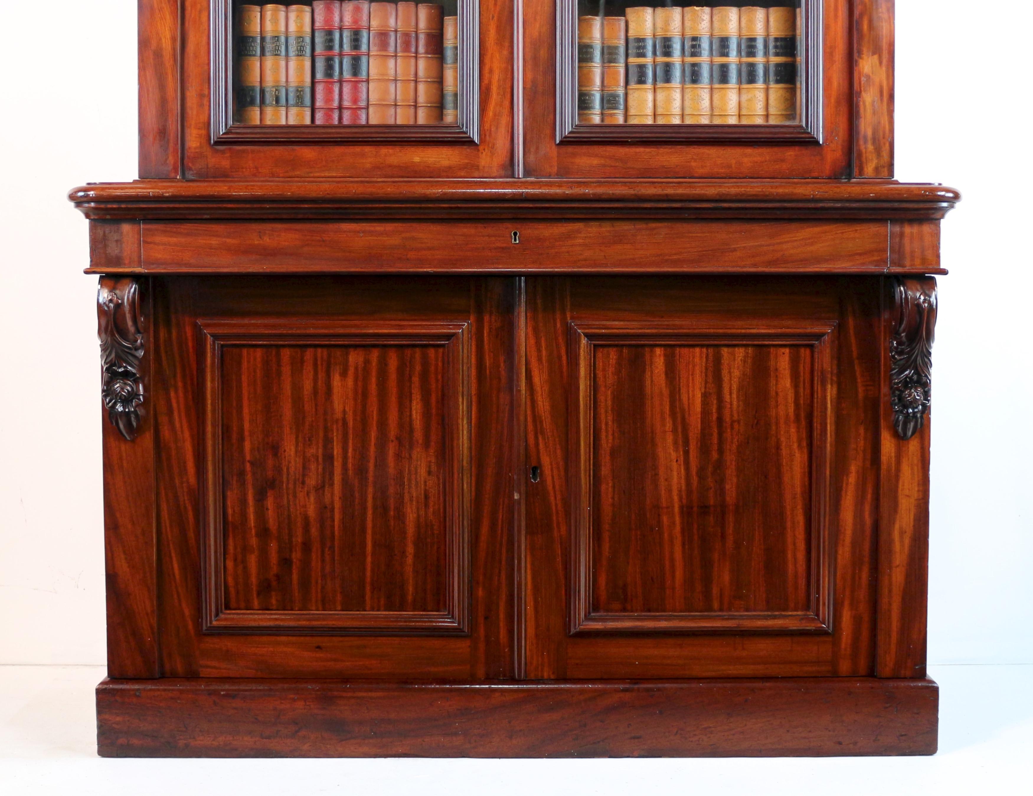Antigua librería inglesa William IV de caoba cubana de dos puertas con cajón para escribir en Bueno estado para la venta en Glasgow, GB