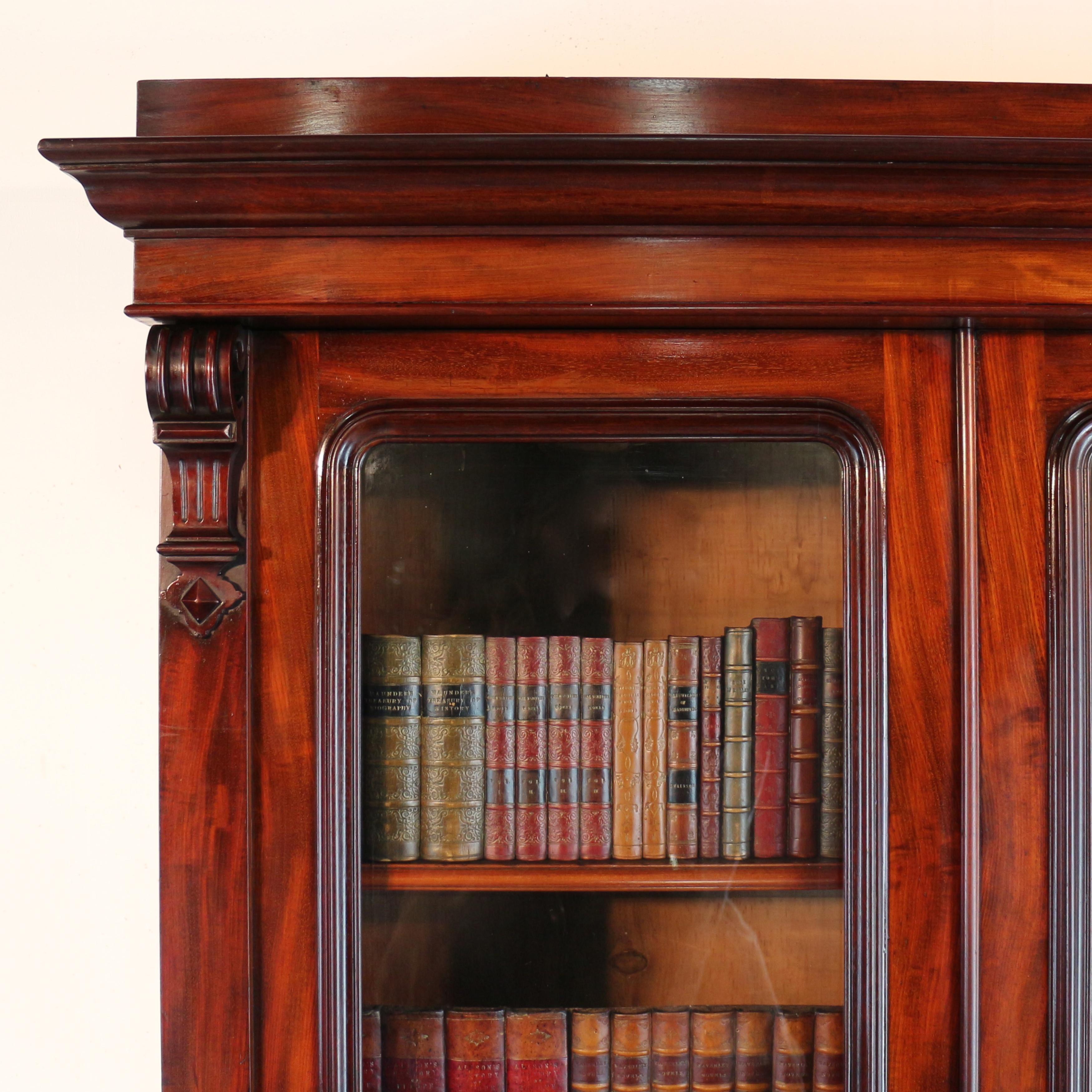 Antigua librería inglesa William IV de caoba cubana de dos puertas con cajón para escribir siglo XIX en venta