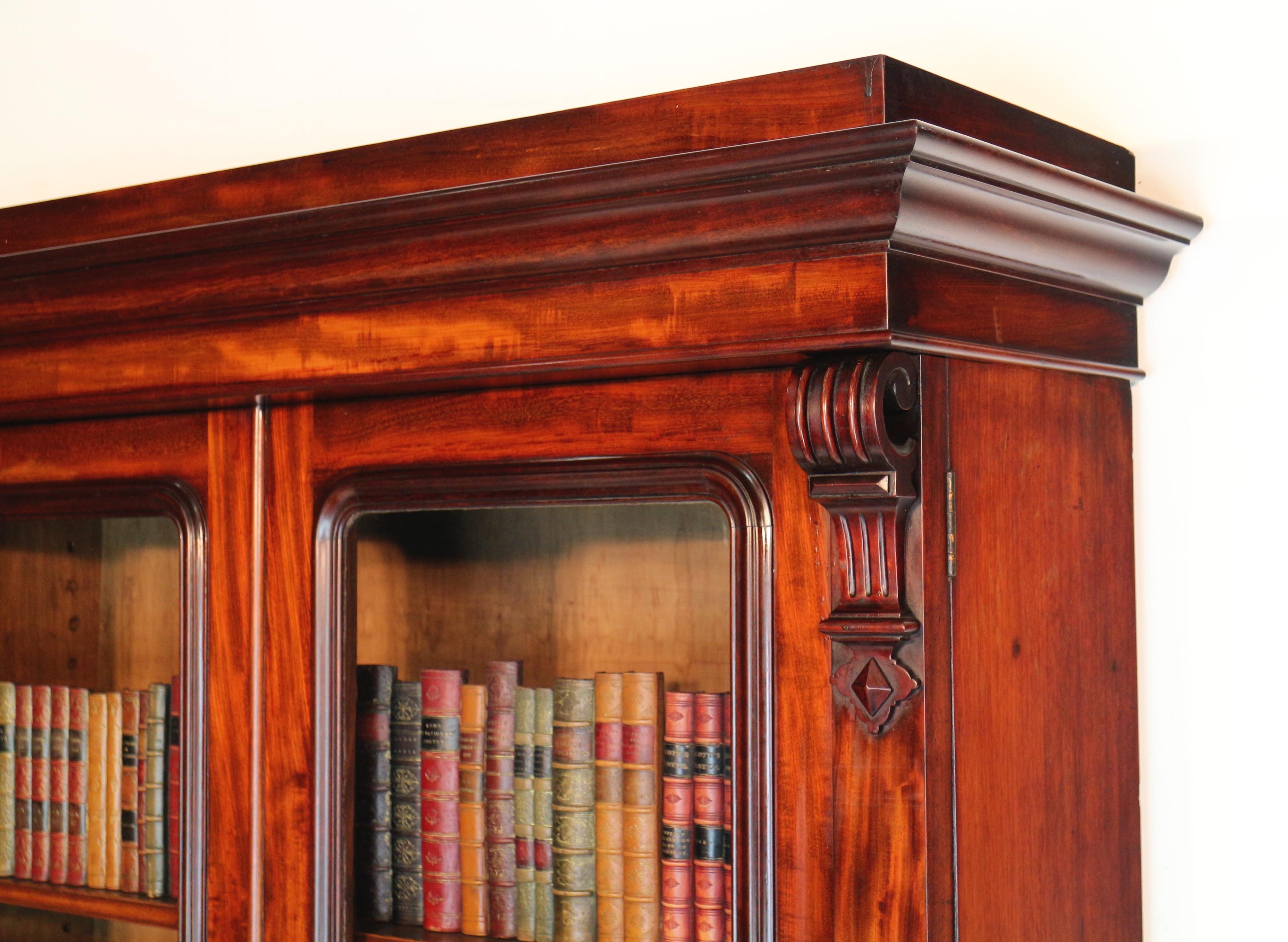 Antigua librería inglesa William IV de caoba cubana de dos puertas con cajón para escribir Latón en venta
