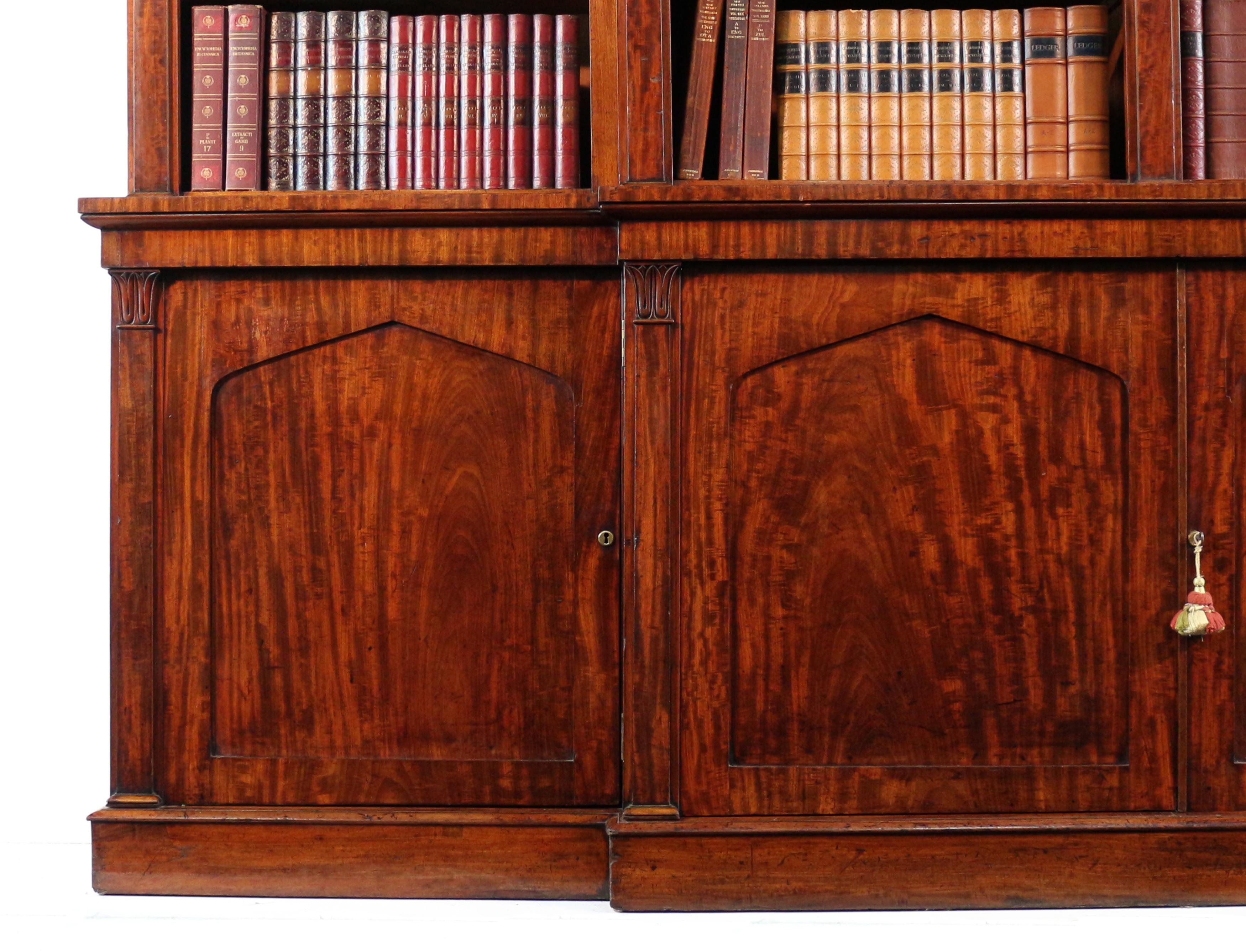 Antique English William IV Mahogany Breakfront Library Bookcase In Good Condition In Glasgow, GB