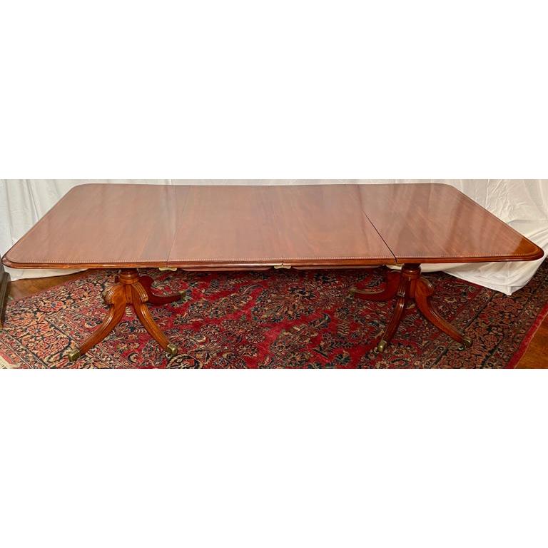 Ancienne table de salle à manger à deux pieds en acajou William IV avec une belle bordure en marqueterie, Circa 1830.
3 feuilles : 
Vantail gauche : 29 pouces de long
Feuille du milieu : 40 pouces de long
Vantail droit : 29 pouces de long