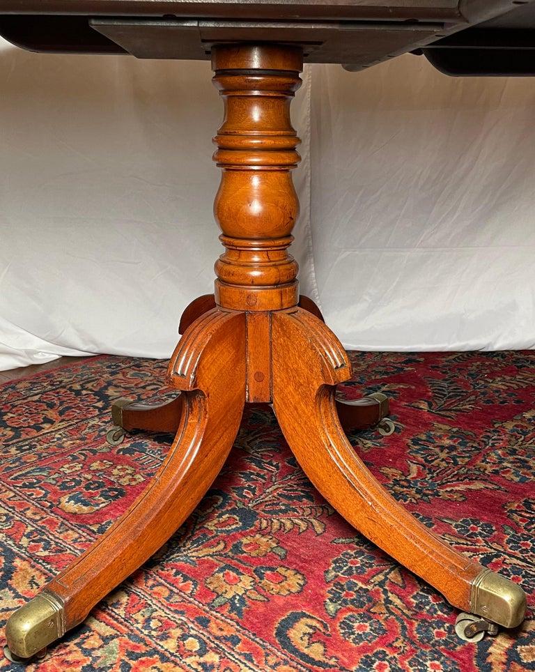 Ancienne table de salle à manger anglaise William IV en acajou et incrustation à 2 piédestaux, vers 1830. Bon état - En vente à New Orleans, LA